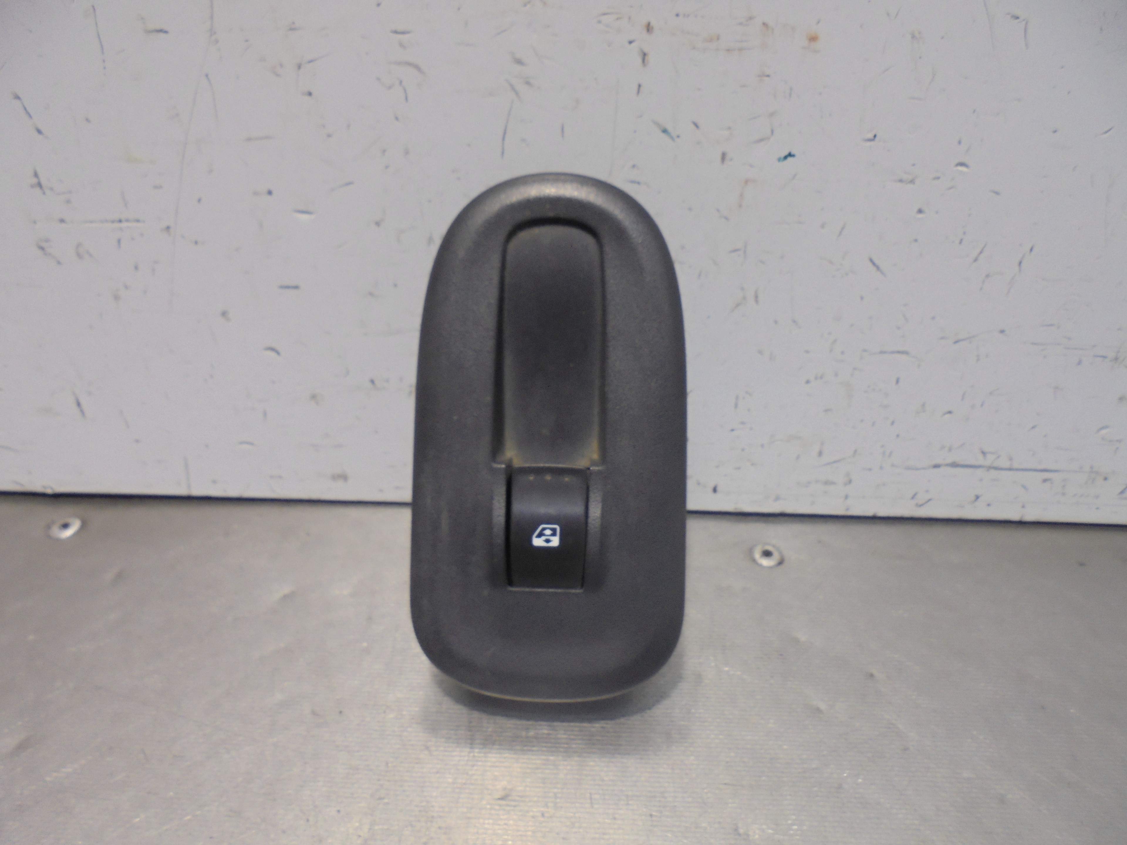 Recambio de mando elevalunas delantero derecho para nissan nv400 pritsche 2.3 dci diesel cat referencia OEM IAM 8200548968  