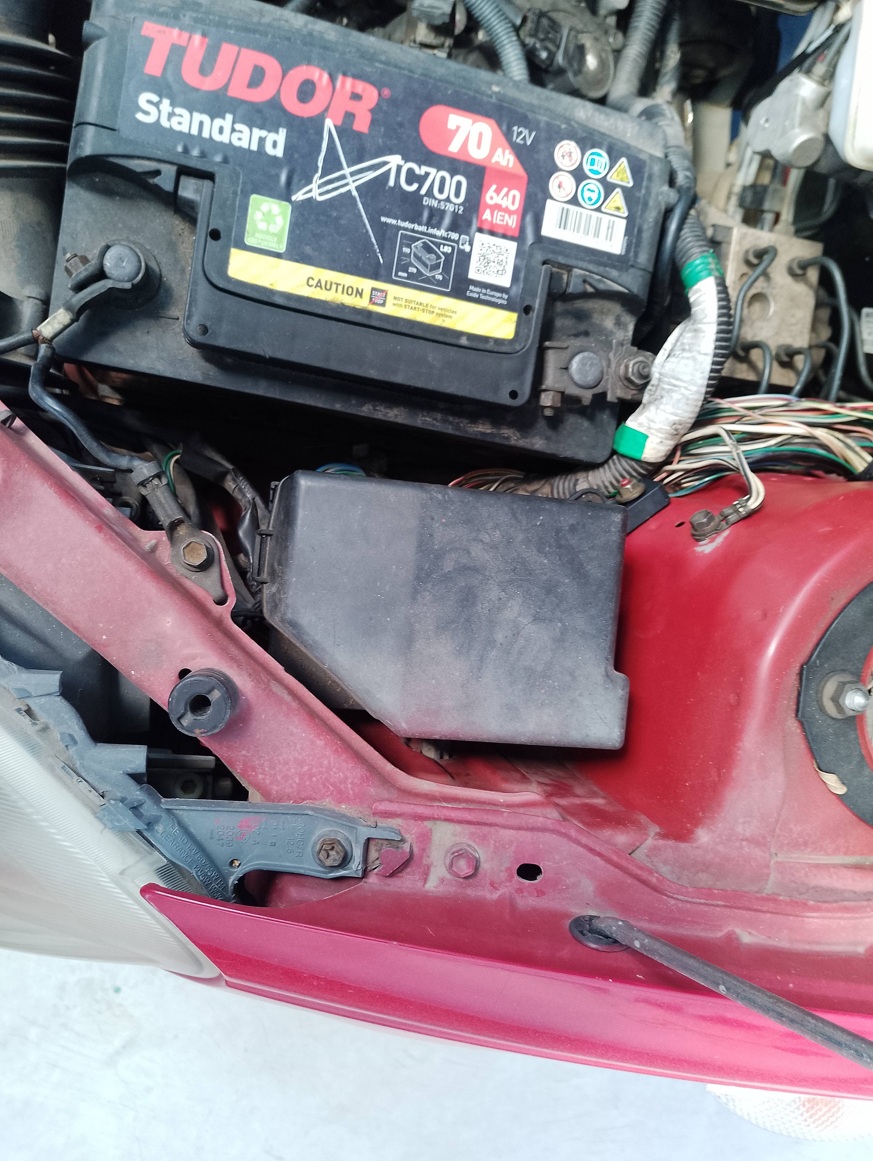 Recambio de caja reles / fusibles para toyota yaris (ksp9/scp9/nlp9) básico referencia OEM IAM   