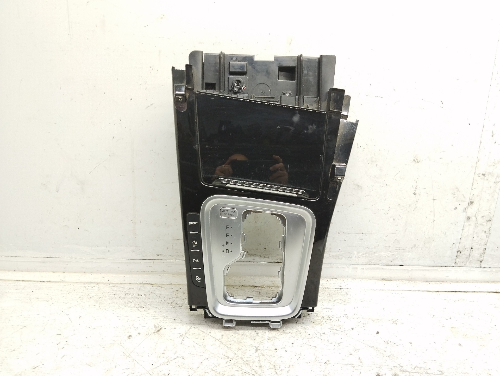 Recambio de consola central para kia xceed drive referencia OEM IAM 84675J7000  