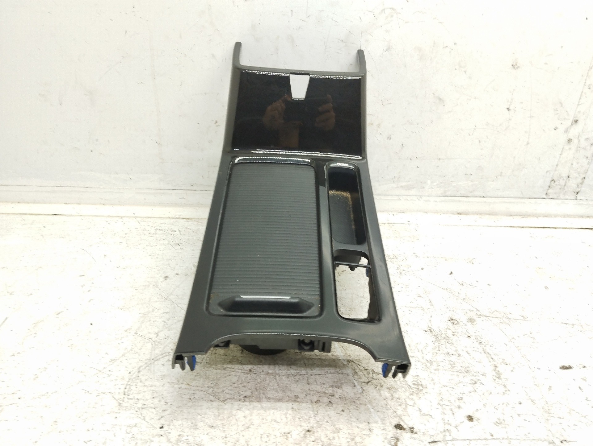 Recambio de consola central para kia xceed drive referencia OEM IAM 84698J7000  