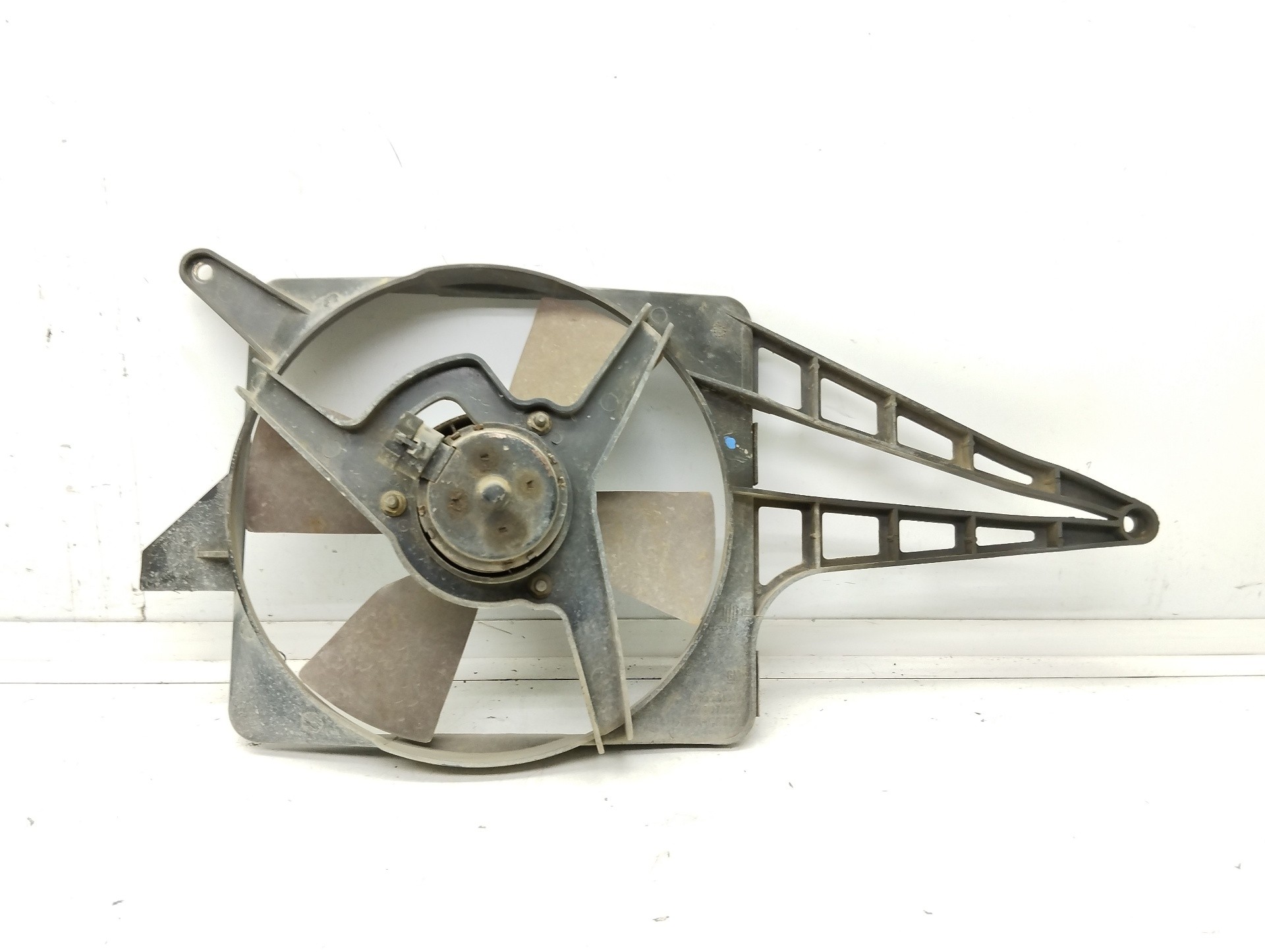 Recambio de electroventilador para opel corsa b 1.0 12v cat (x 10 xe / lw3) referencia OEM IAM 090531017 000071954 