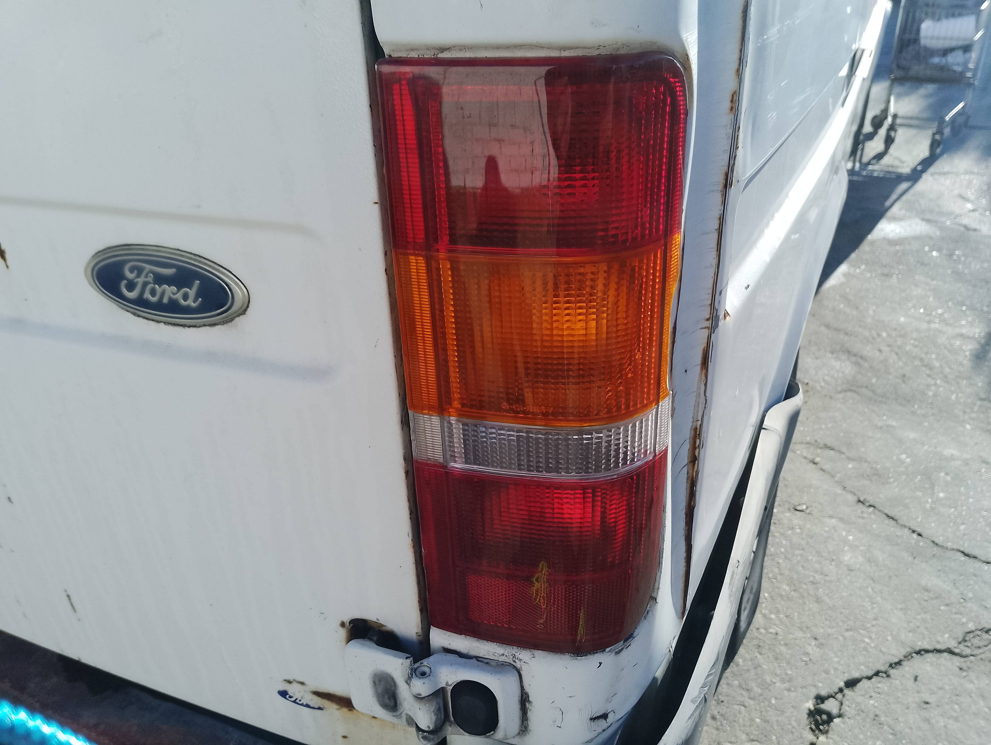 Recambio de piloto trasero derecho para ford transit ft 100 largo referencia OEM IAM   