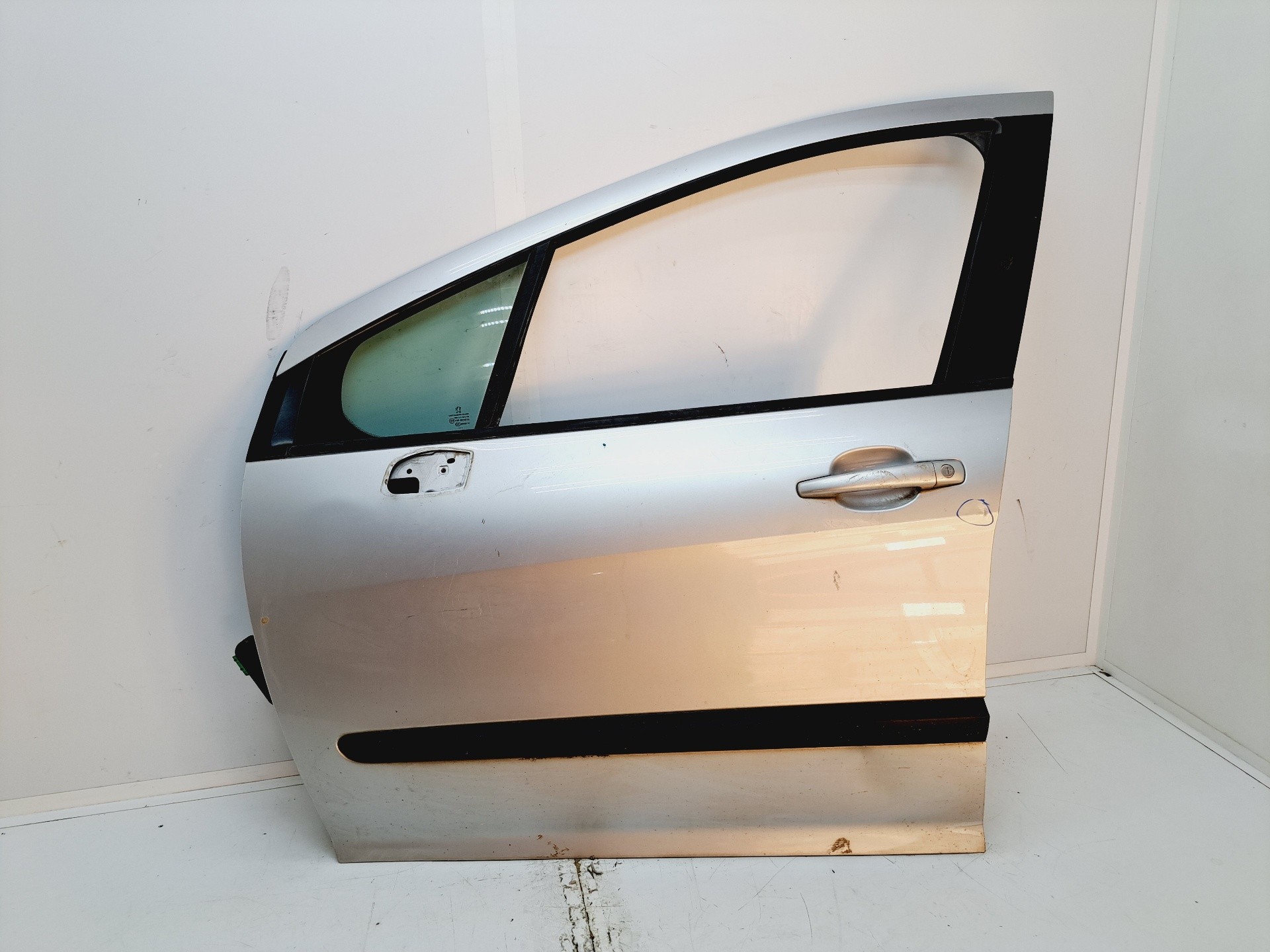Recambio de puerta delantera izquierda para peugeot 308 confort referencia OEM IAM   