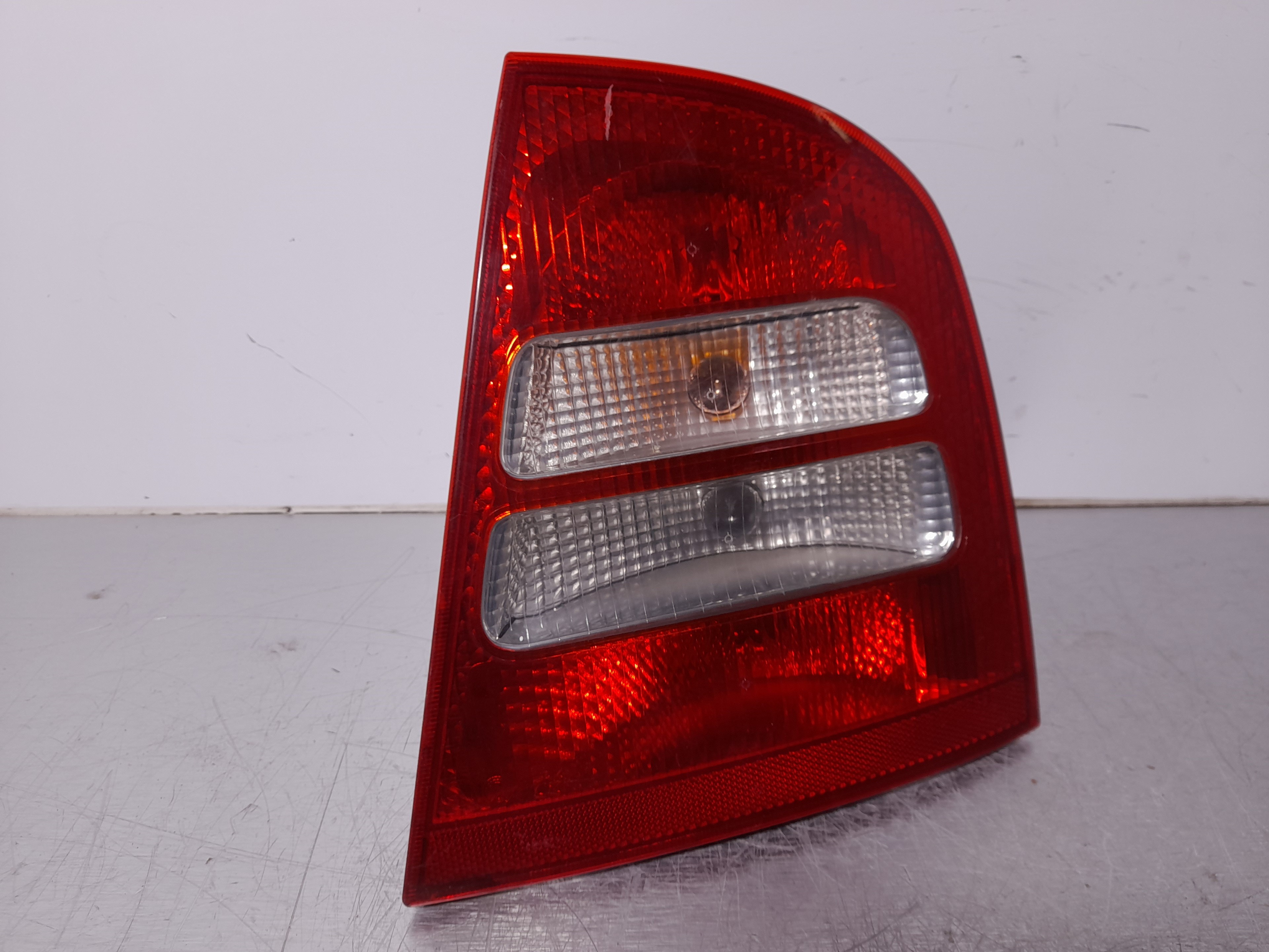 Recambio de piloto trasero derecho para skoda octavia berlina (1u2) 1.9 tdi glx referencia OEM IAM 1U6945096  