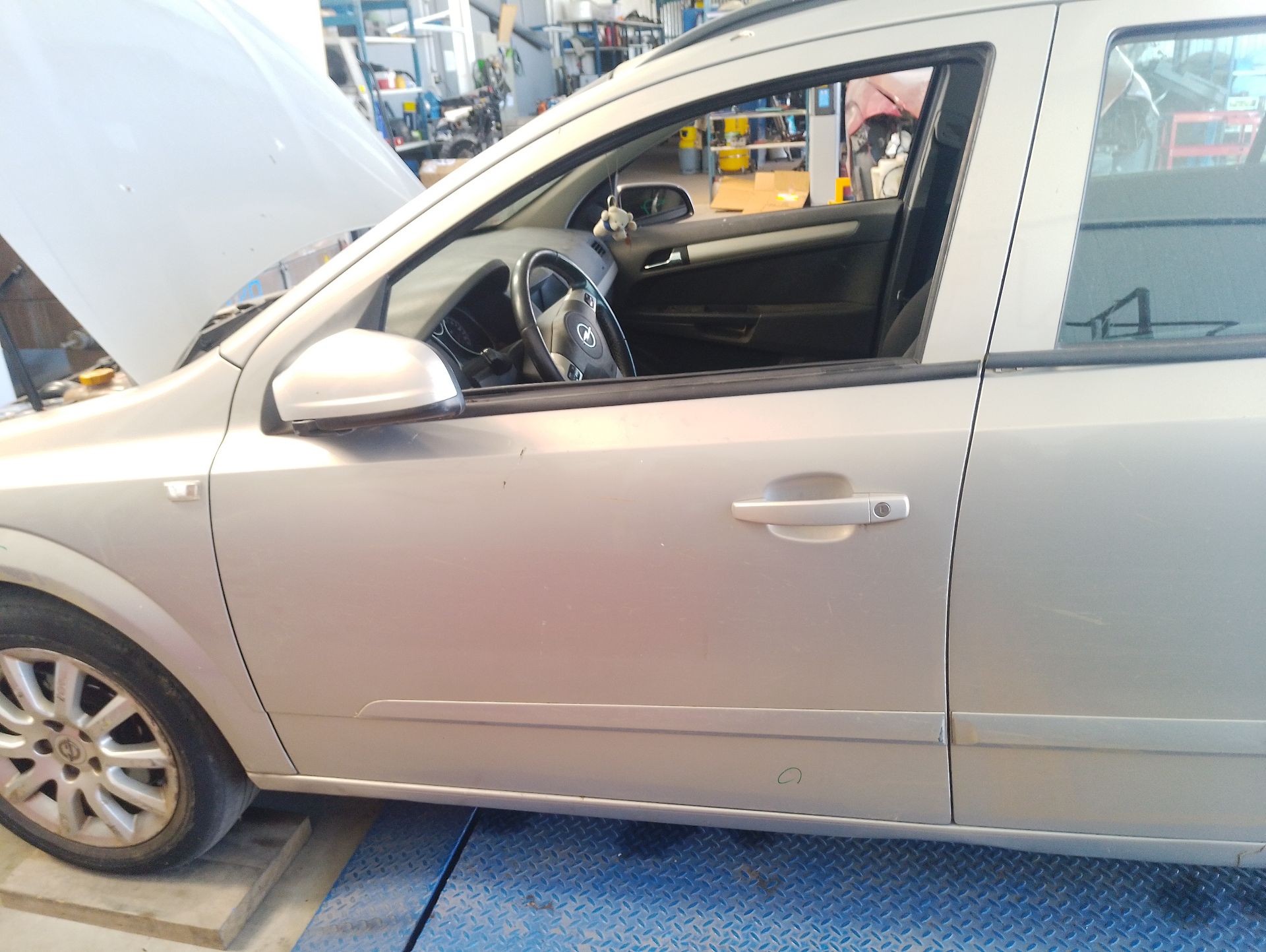 Recambio de puerta delantera izquierda para opel astra h station wagon (a04) 1.9 cdti (l35) referencia OEM IAM 13208421  