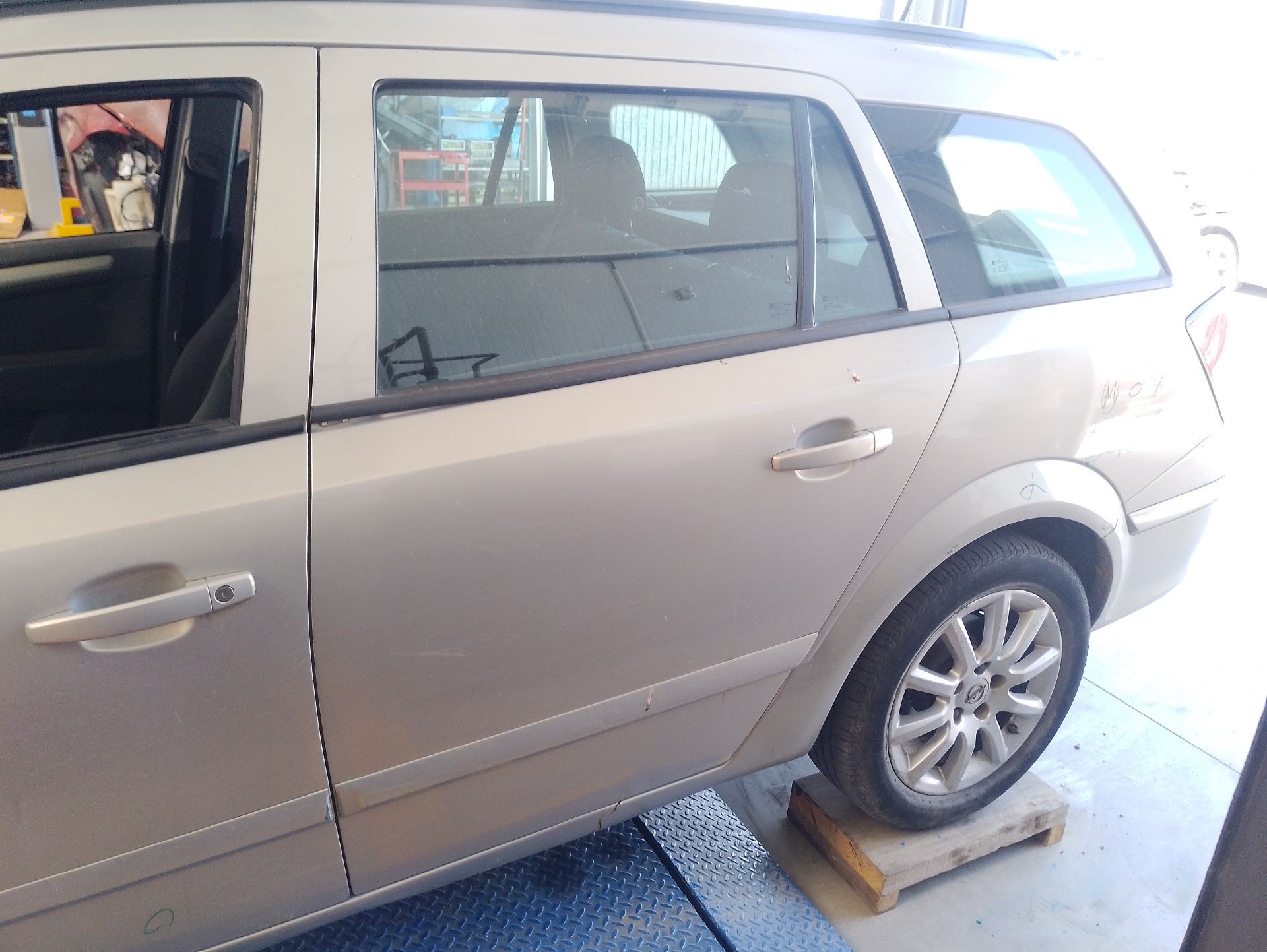 Recambio de puerta trasera izquierda para opel astra h station wagon (a04) 1.9 cdti (l35) referencia OEM IAM 13168045  