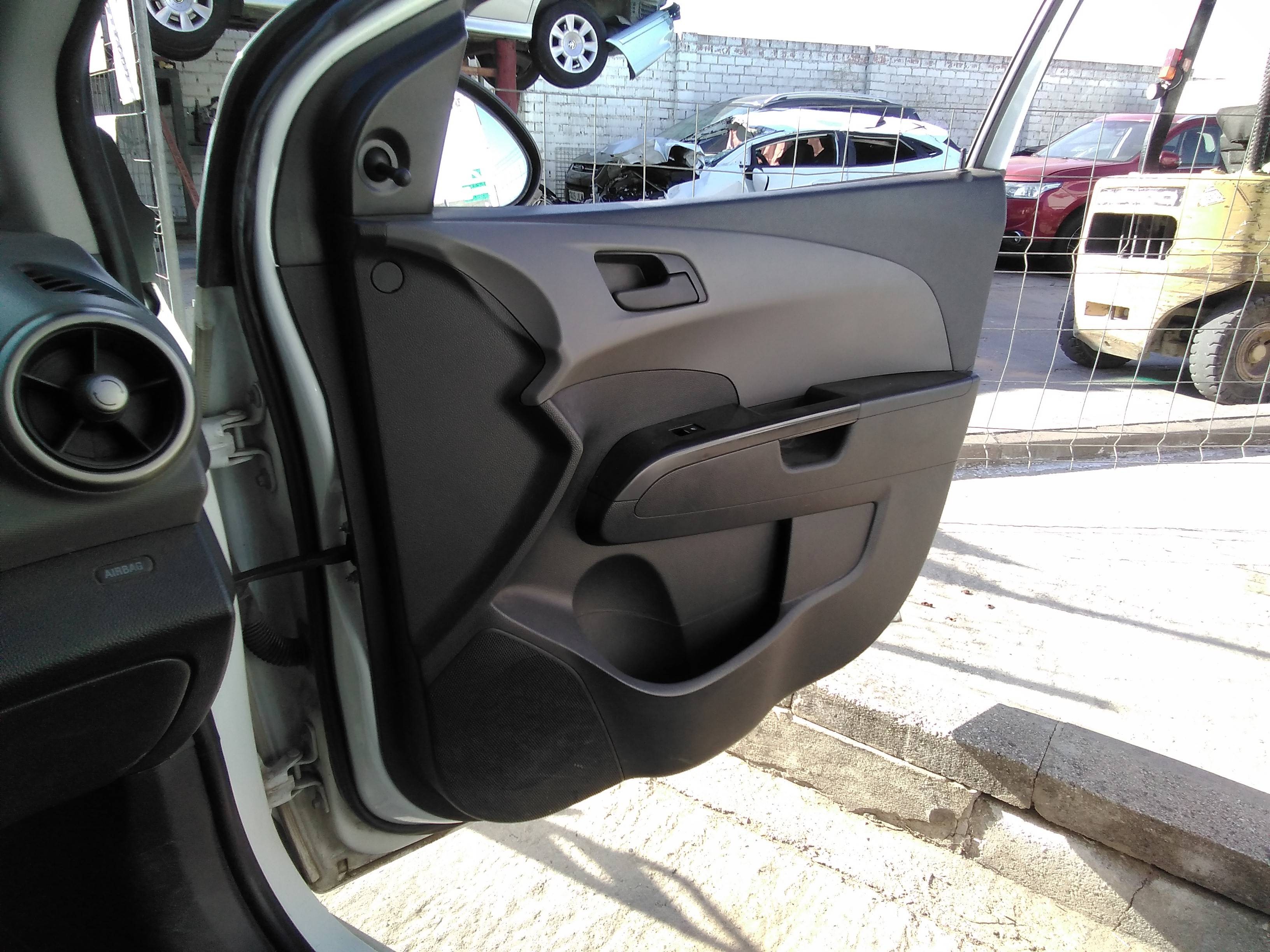 Recambio de guarnecido puerta delantera derecha para chevrolet aveo sedán lt+ referencia OEM IAM   