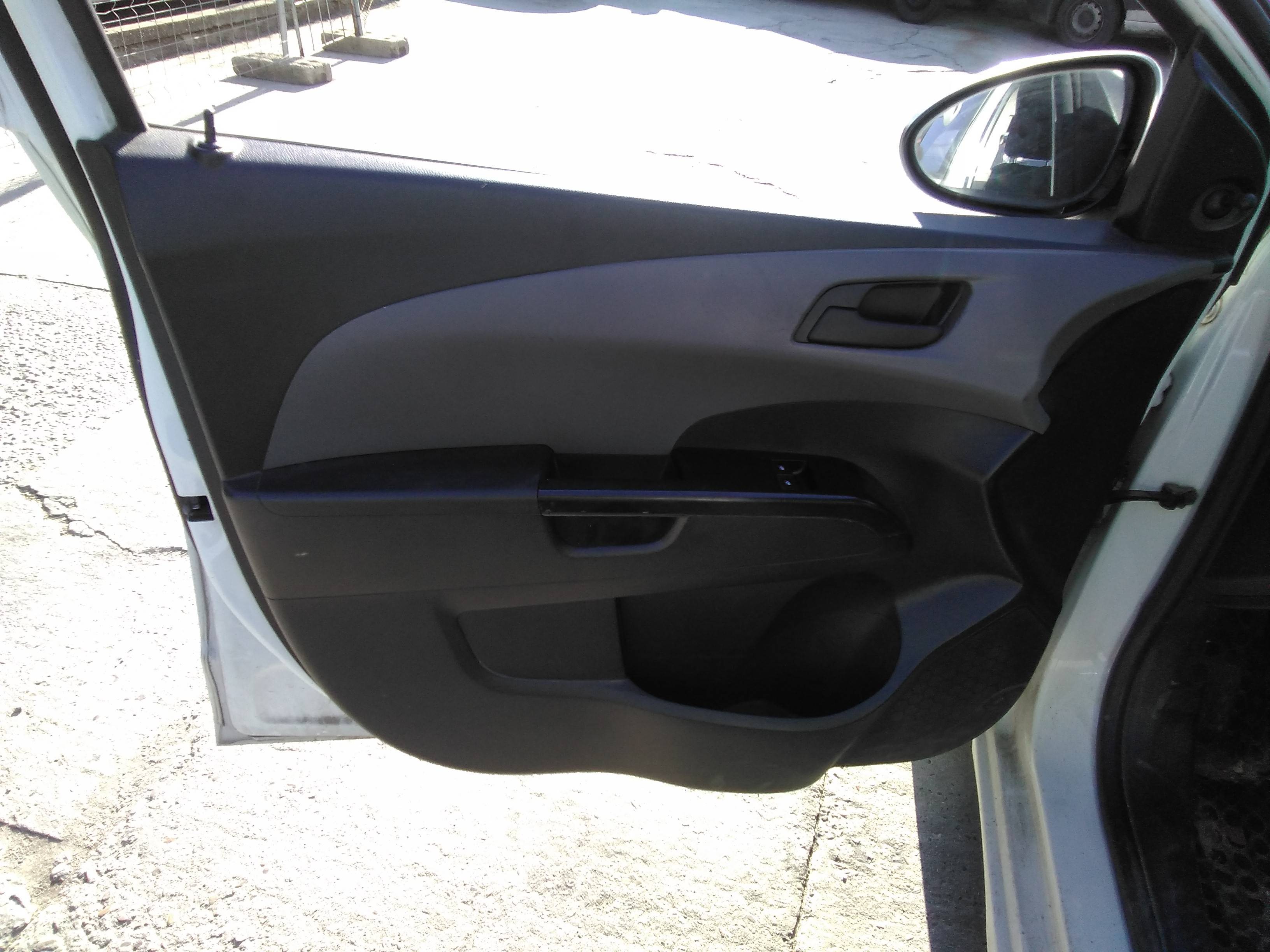Recambio de guarnecido puerta delantera izquierda para chevrolet aveo sedán lt+ referencia OEM IAM   