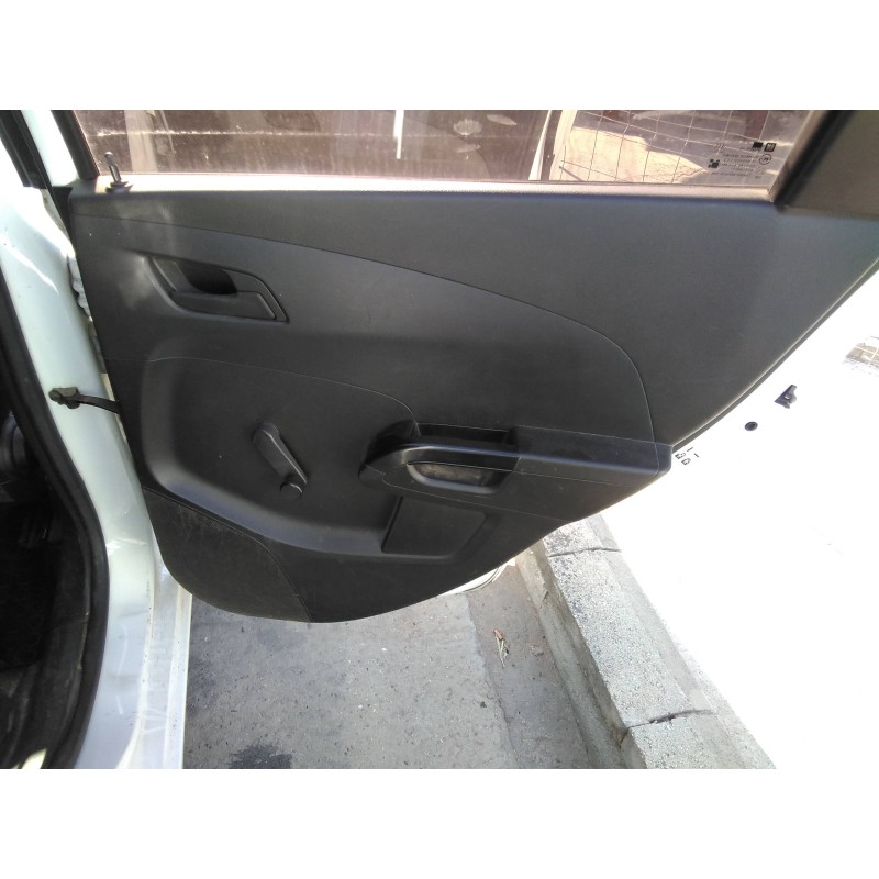 Recambio de guarnecido puerta trasera derecha para chevrolet aveo sedán lt+ referencia OEM IAM   