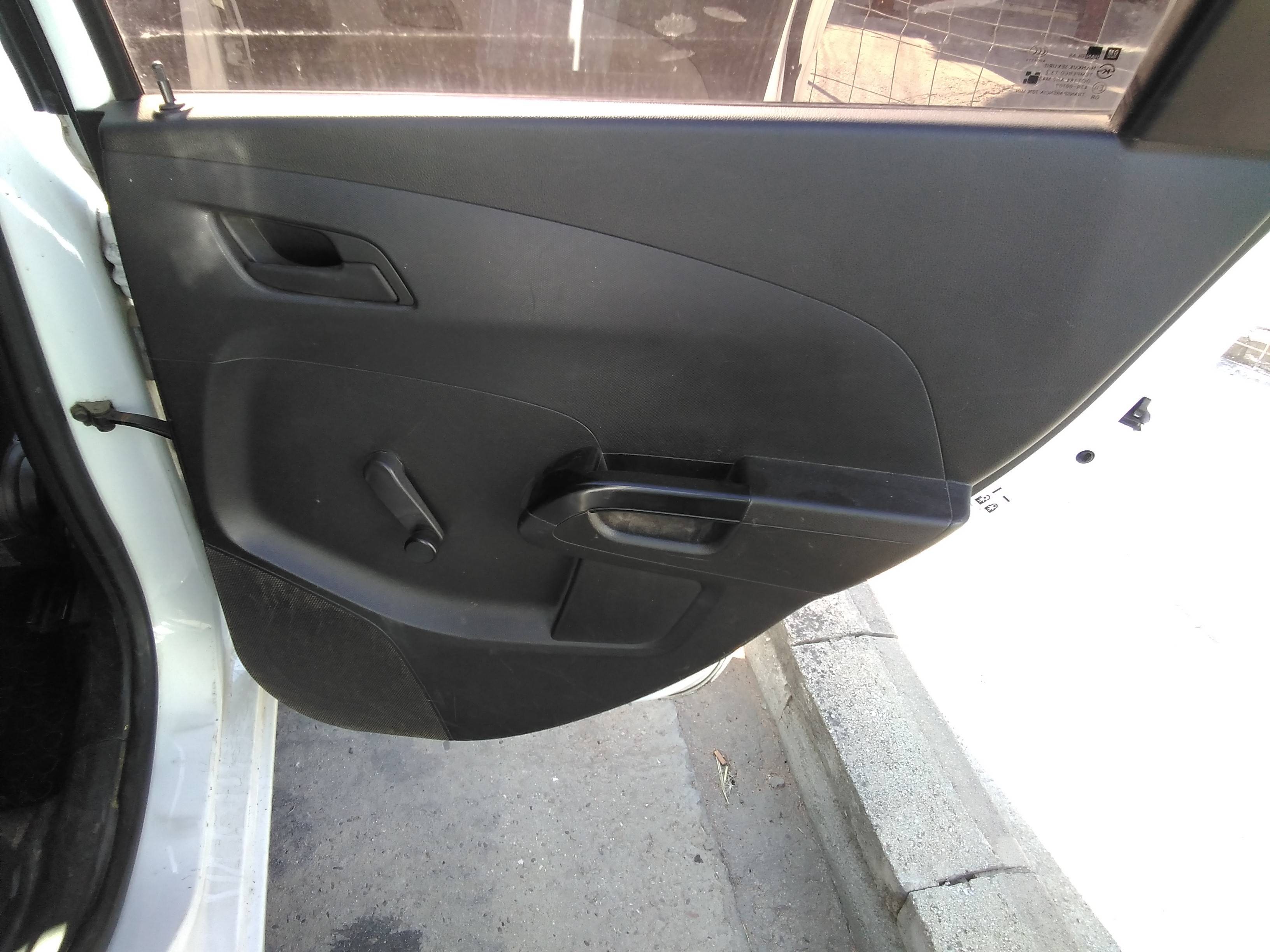 Recambio de guarnecido puerta trasera derecha para chevrolet aveo sedán lt+ referencia OEM IAM   