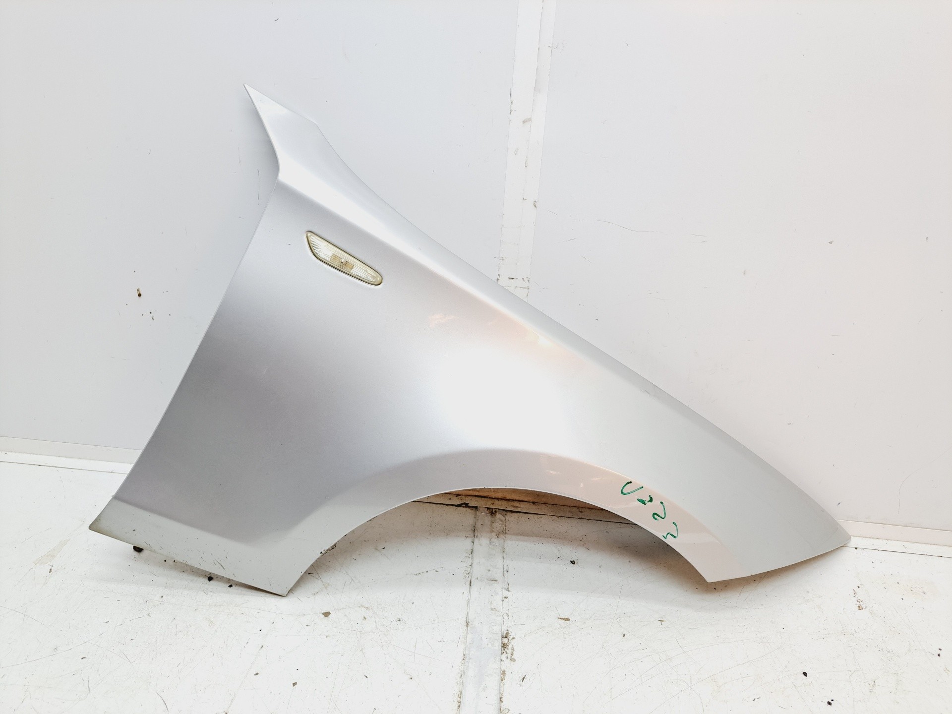 Recambio de aleta delantera derecha para bmw serie 1 berlina (e81/e87) 118d referencia OEM IAM  41357133228 