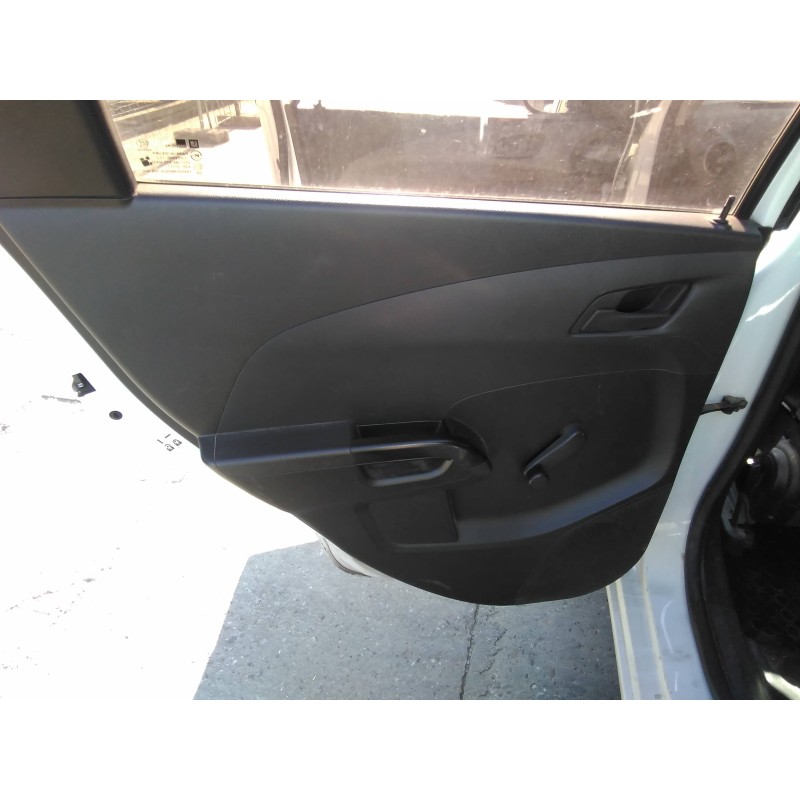 Recambio de guarnecido puerta trasera izquierda para chevrolet aveo sedán lt+ referencia OEM IAM   