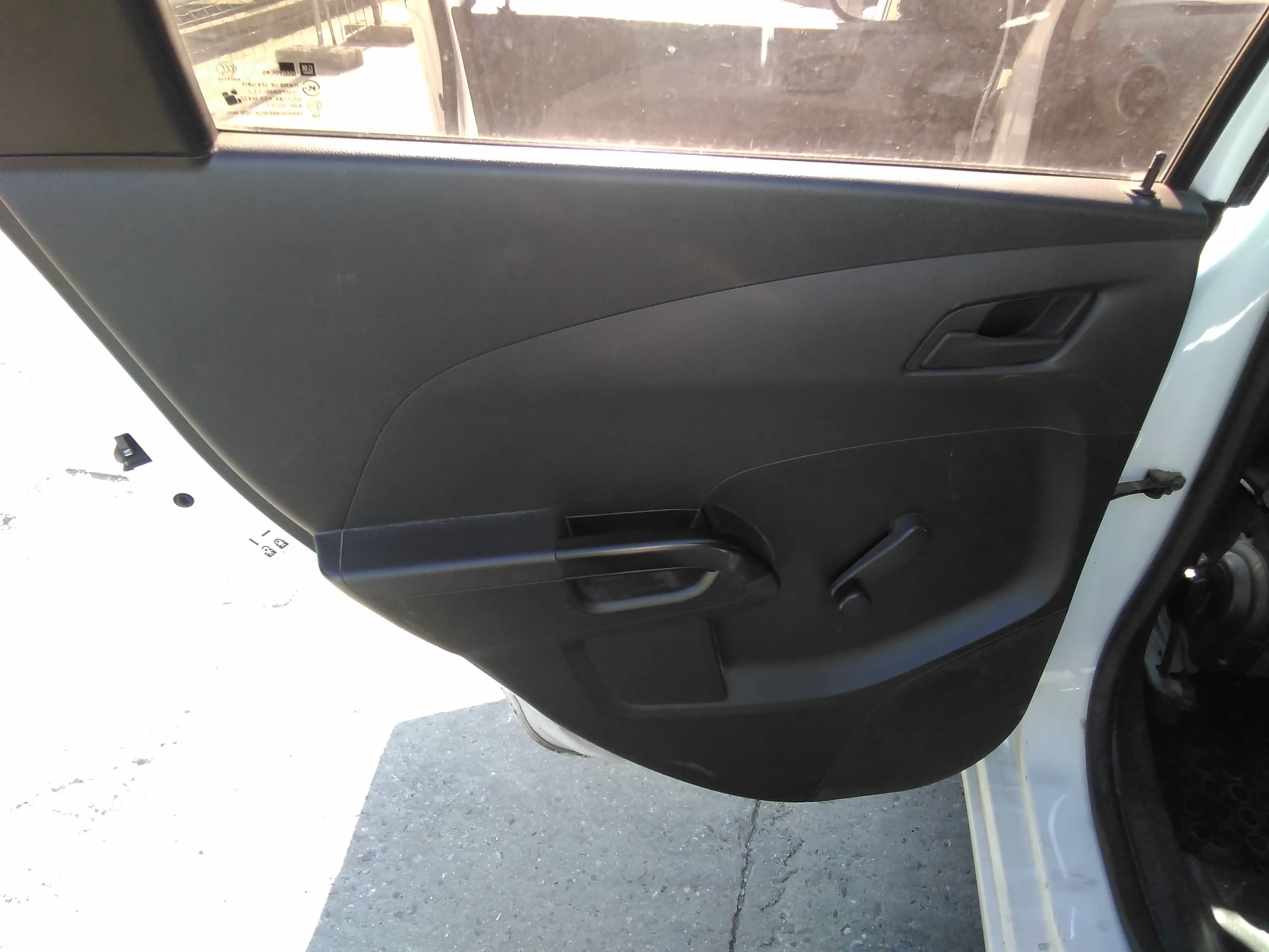 Recambio de guarnecido puerta trasera izquierda para chevrolet aveo sedán lt+ referencia OEM IAM   