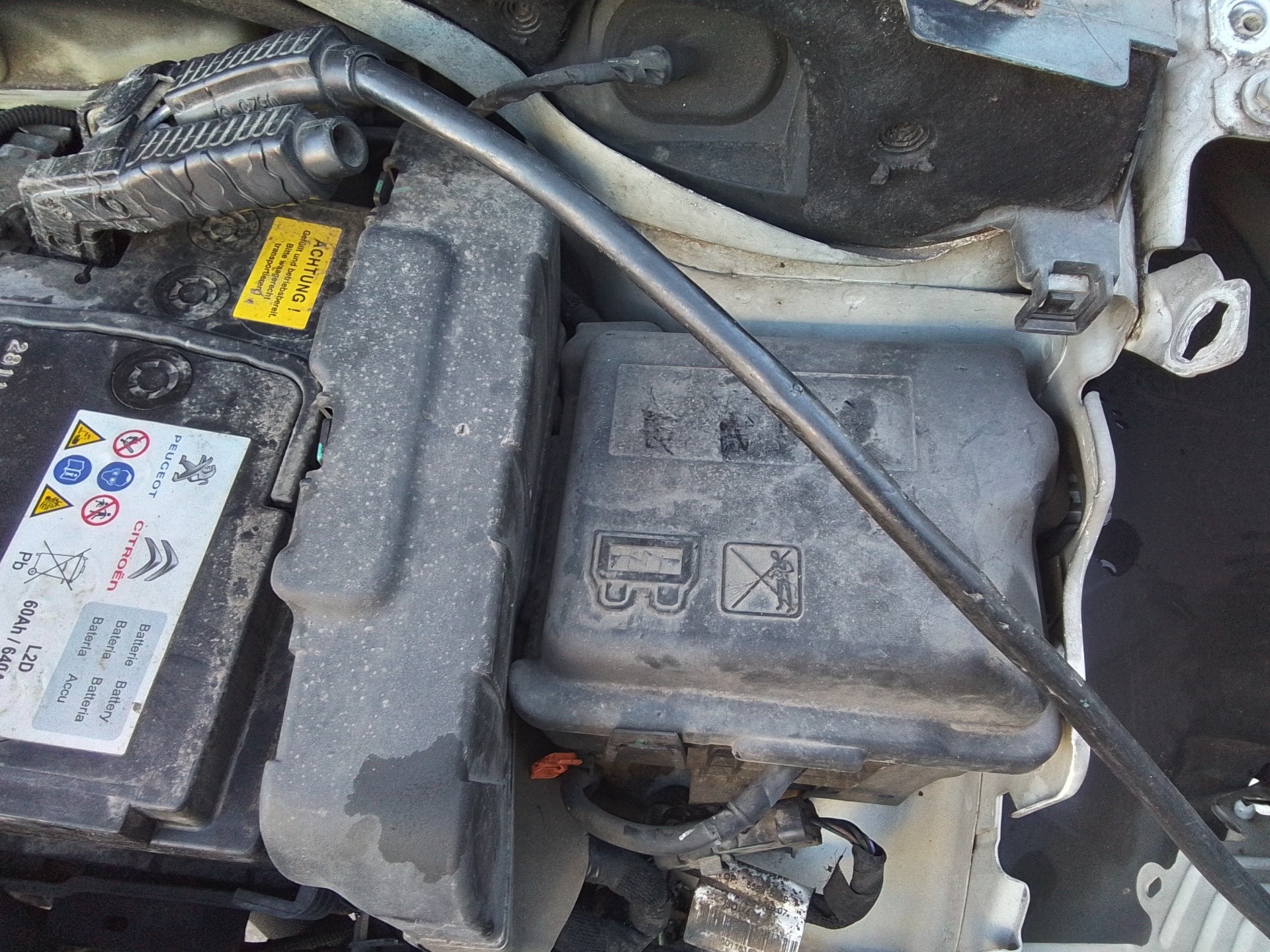 Recambio de caja reles / fusibles para peugeot 208 1.4 hdi fap referencia OEM IAM   