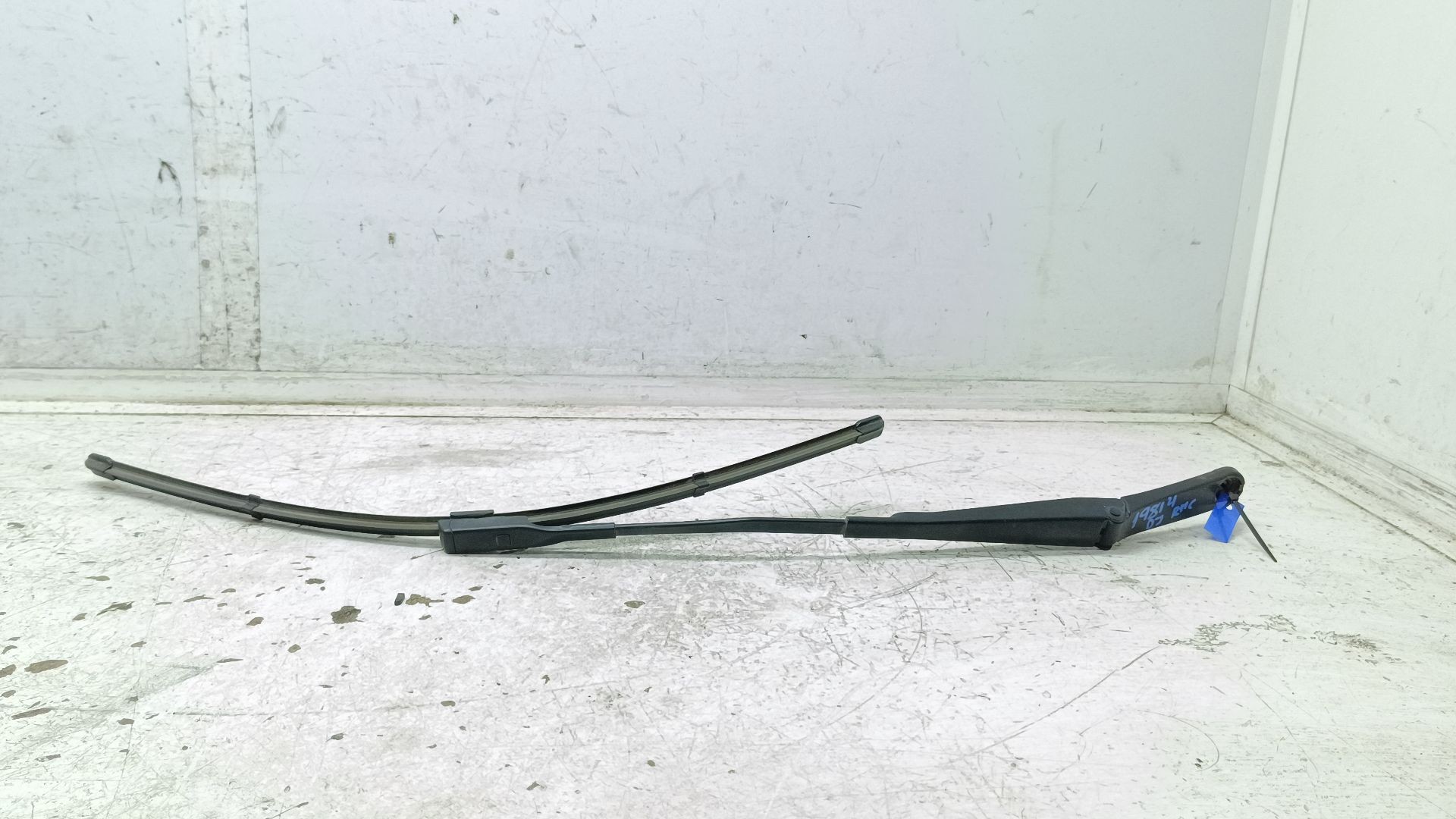 Recambio de brazo limpia delantero izquierdo para audi a4 berlina (8w2) básico referencia OEM IAM W000059135  