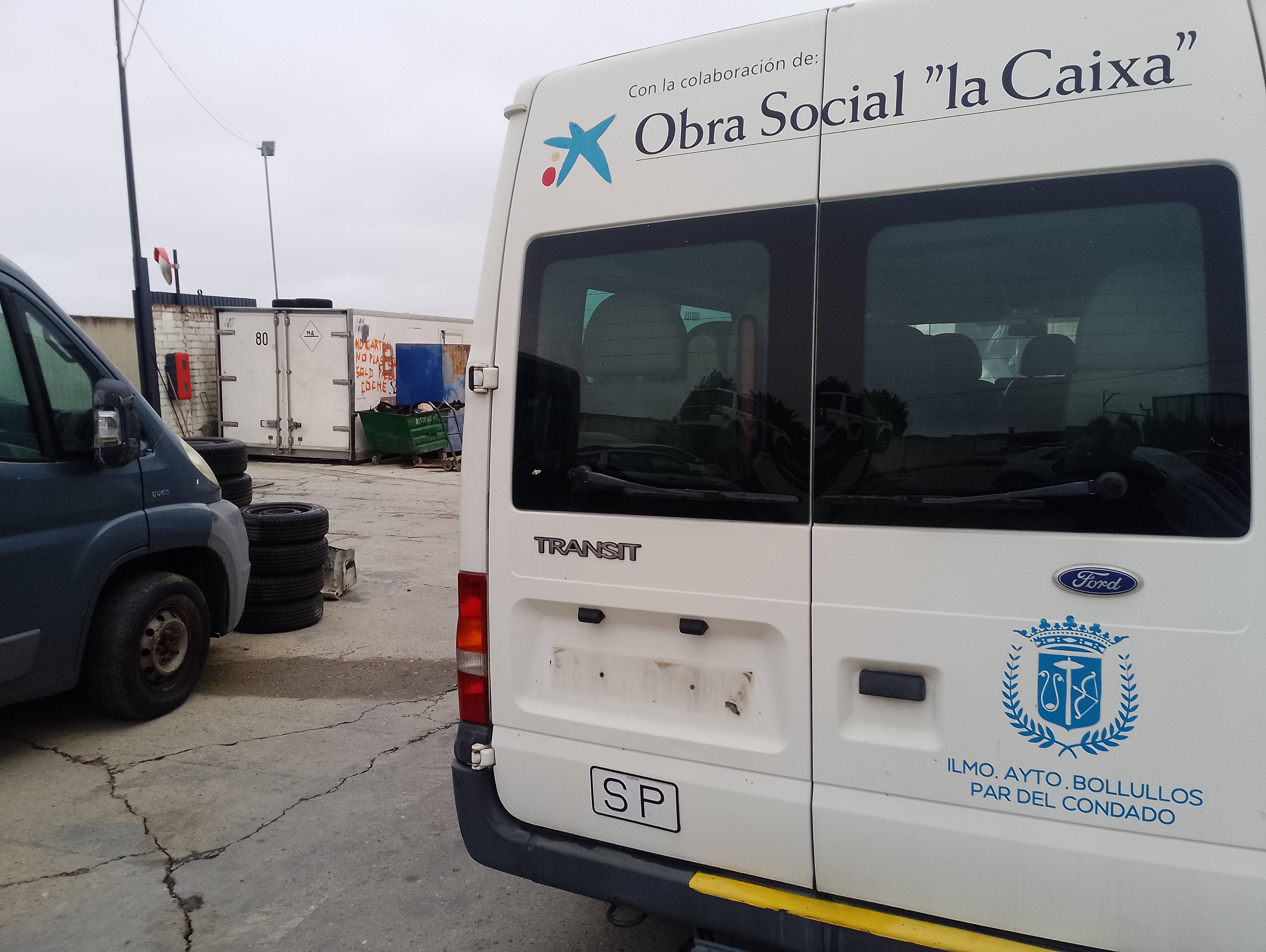 Recambio de porton trasero izquierdo para ford transit mod. 2000 bus referencia OEM IAM   