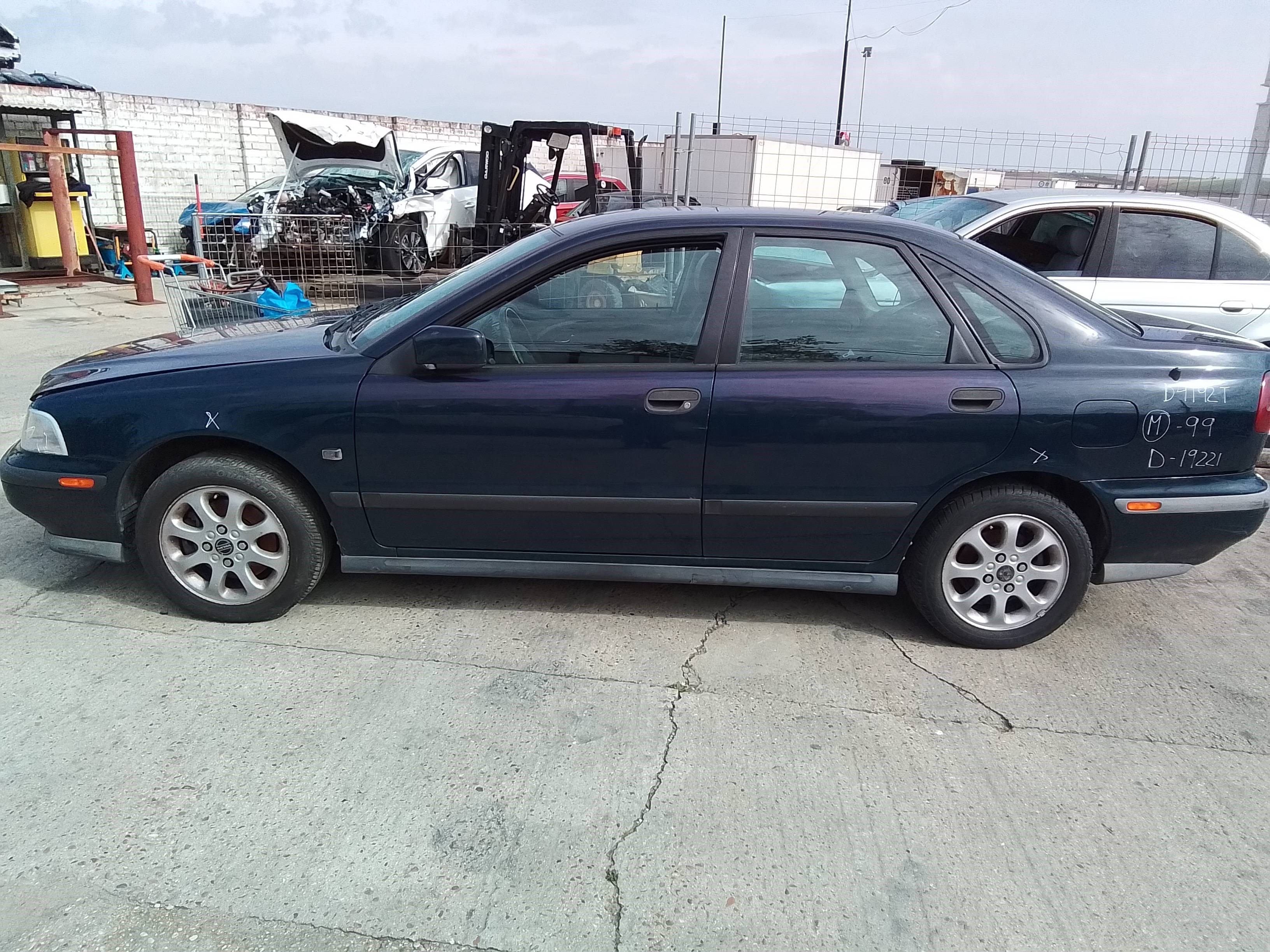 volvo s40 berlina del año 1999