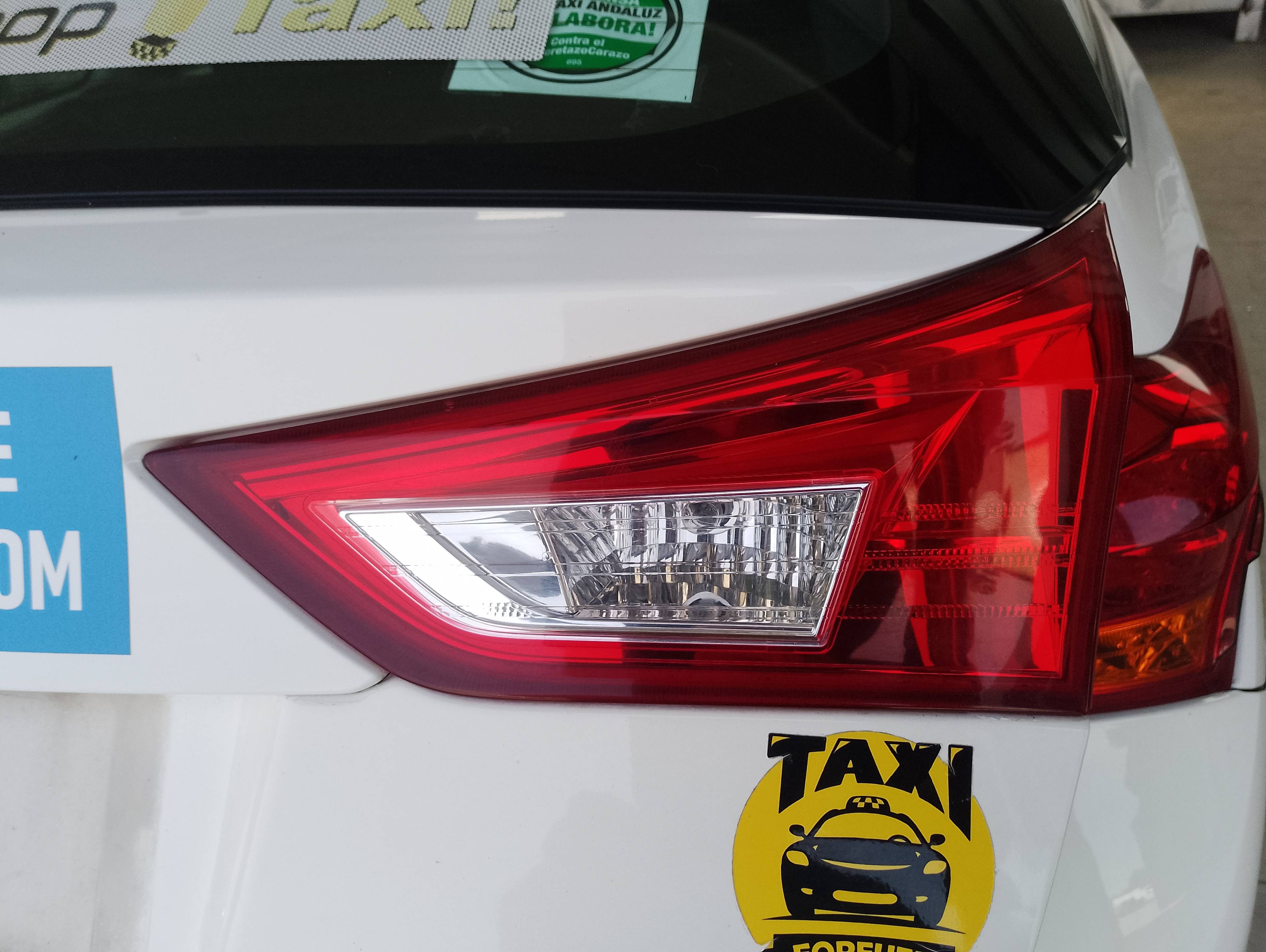 Recambio de piloto porton trasero derecho para toyota auris hybrid active referencia OEM IAM   