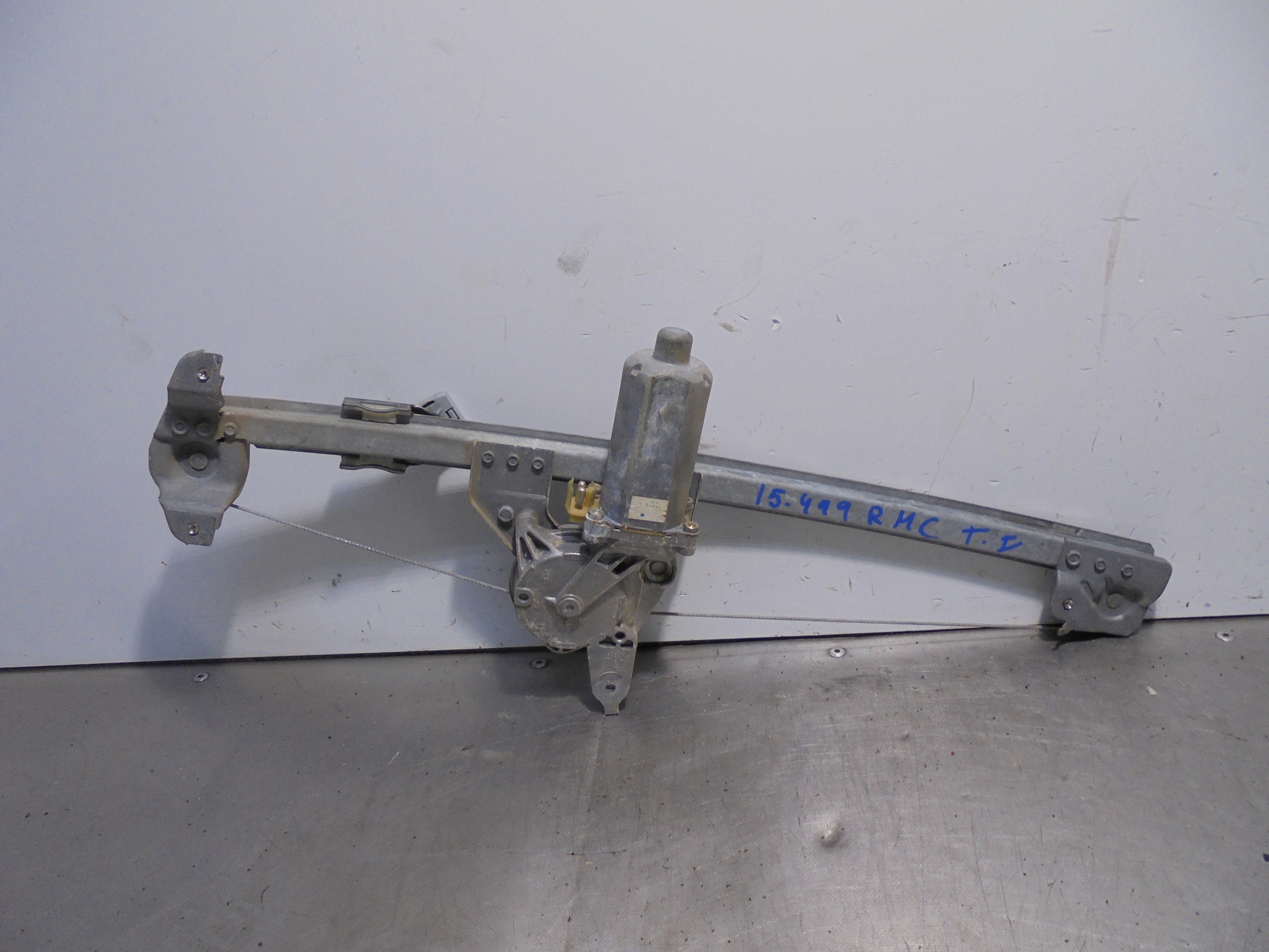 Recambio de elevalunas trasero izquierdo para mercedes-benz clase c (w202) berlina referencia OEM IAM 0130821637 BOSCH 