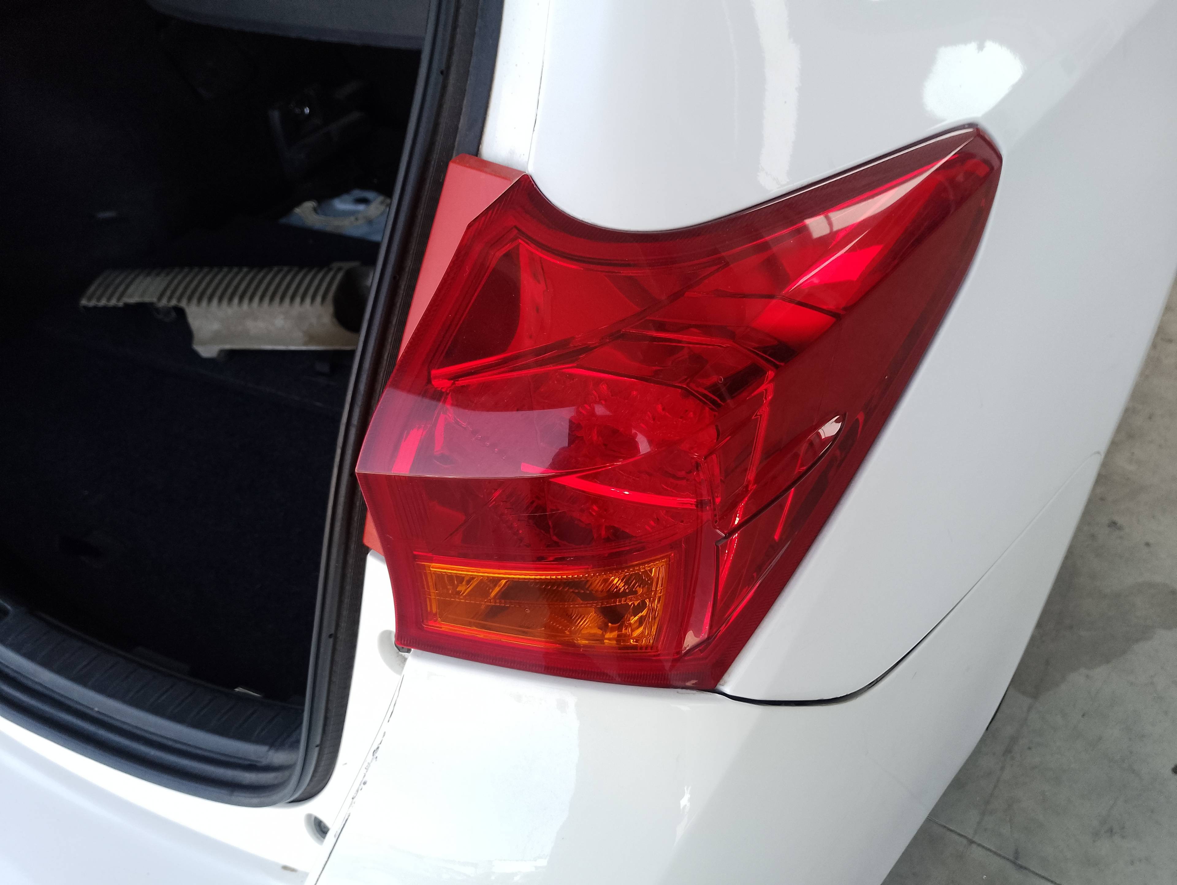 Recambio de piloto trasero derecho para toyota auris hybrid active referencia OEM IAM   
