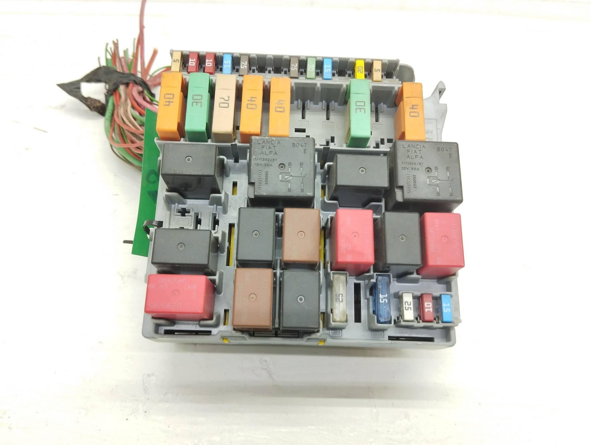 Recambio de caja reles / fusibles para iveco 35s12 referencia OEM IAM 51905216  