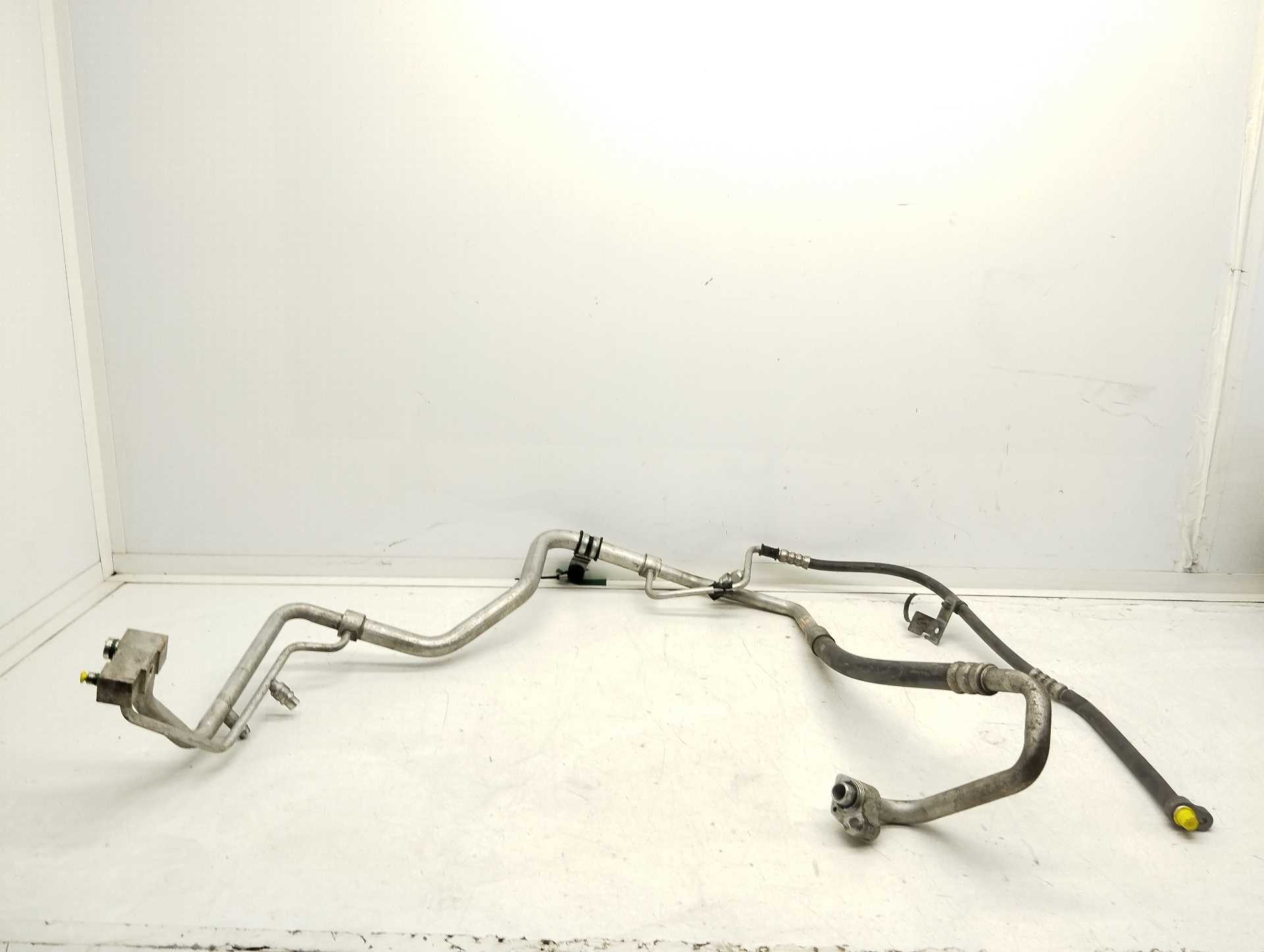 Recambio de tubos aire acondicionado para ssangyong tivoli crystal 4x2 referencia OEM IAM 6862035103  