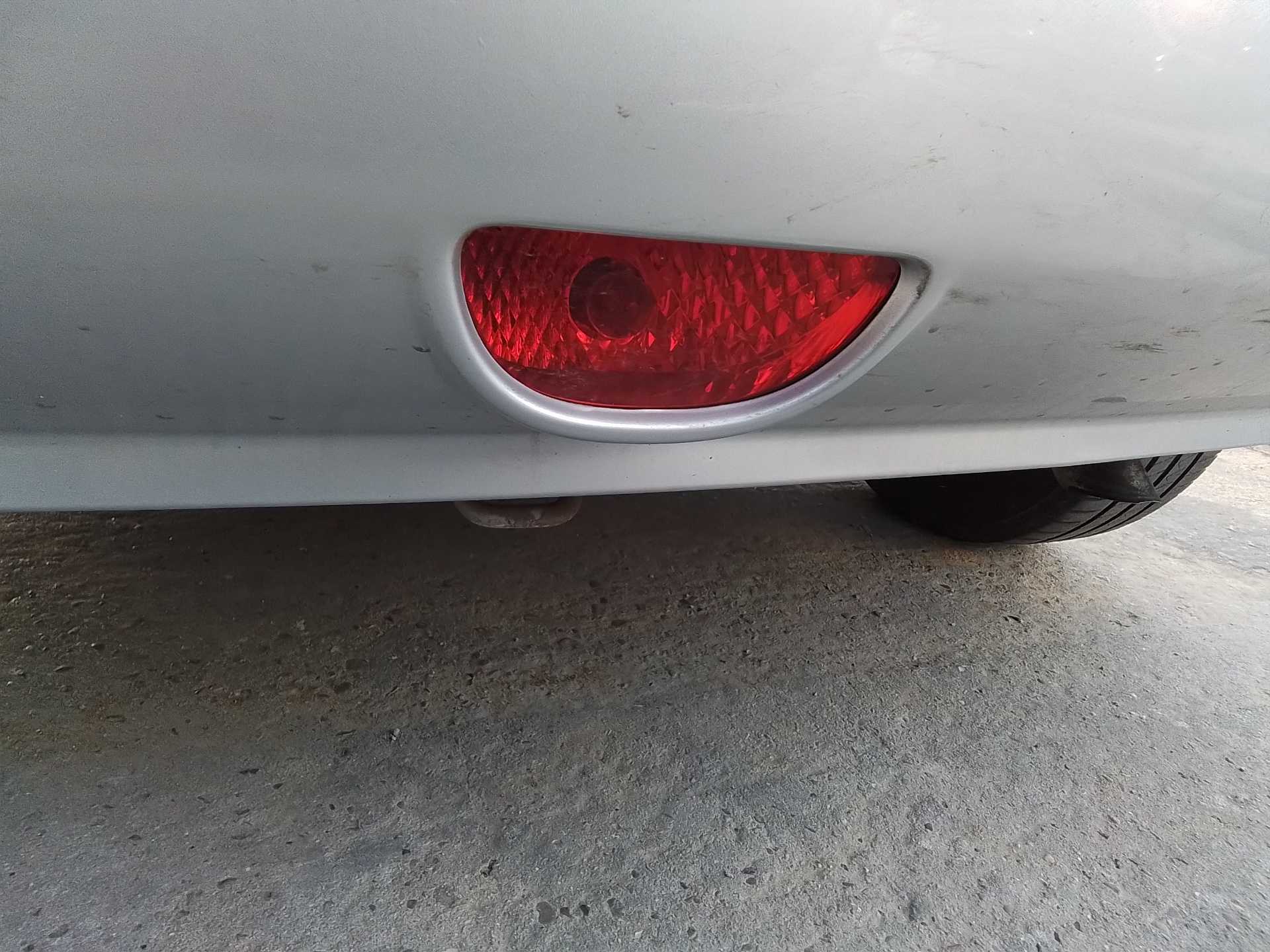 Recambio de faro antiniebla trasero central para kia rio 1.4 cat referencia OEM IAM   