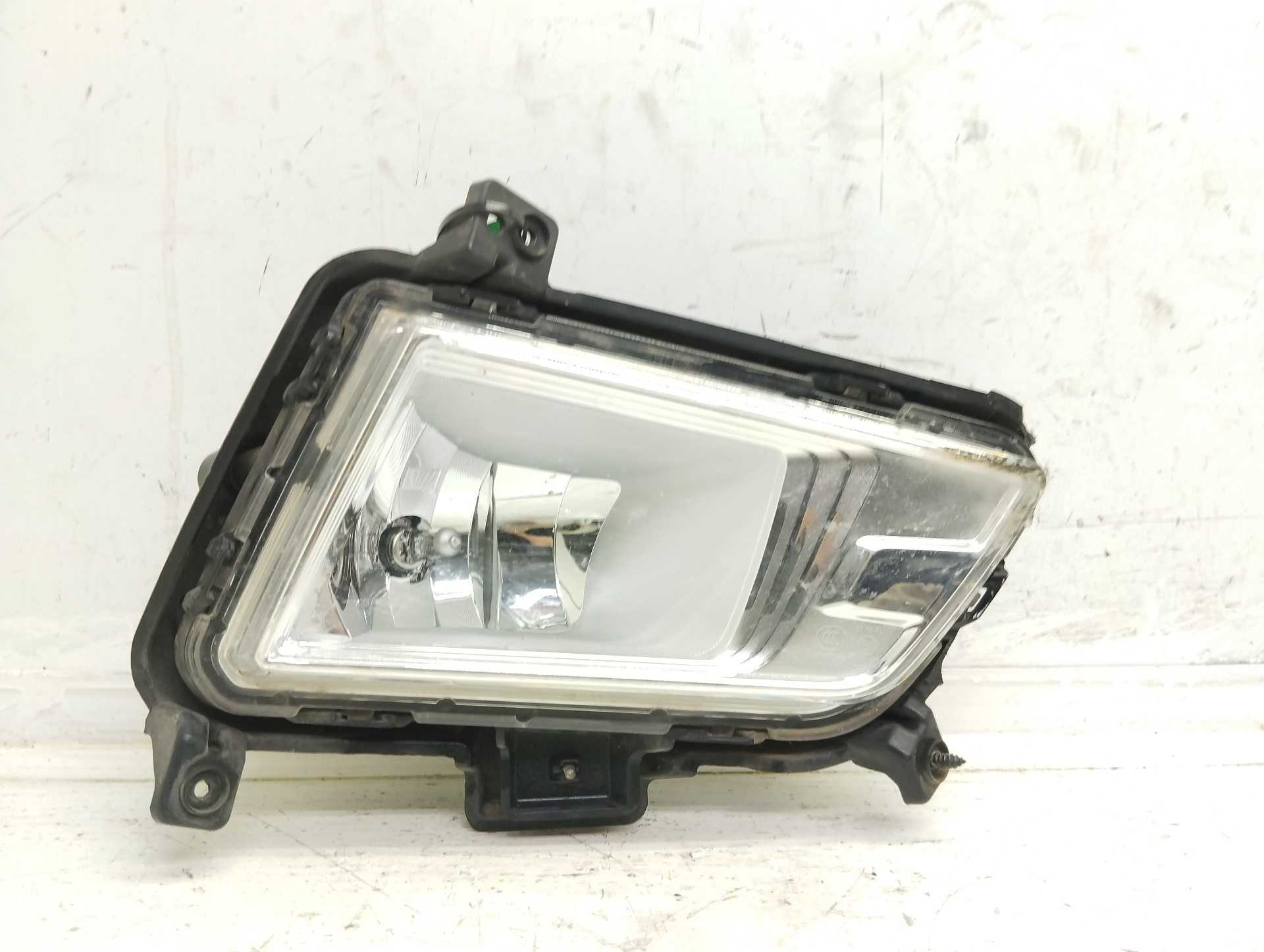 Recambio de faro antiniebla derecho para ssangyong tivoli crystal 4x2 referencia OEM IAM 8320235000  
