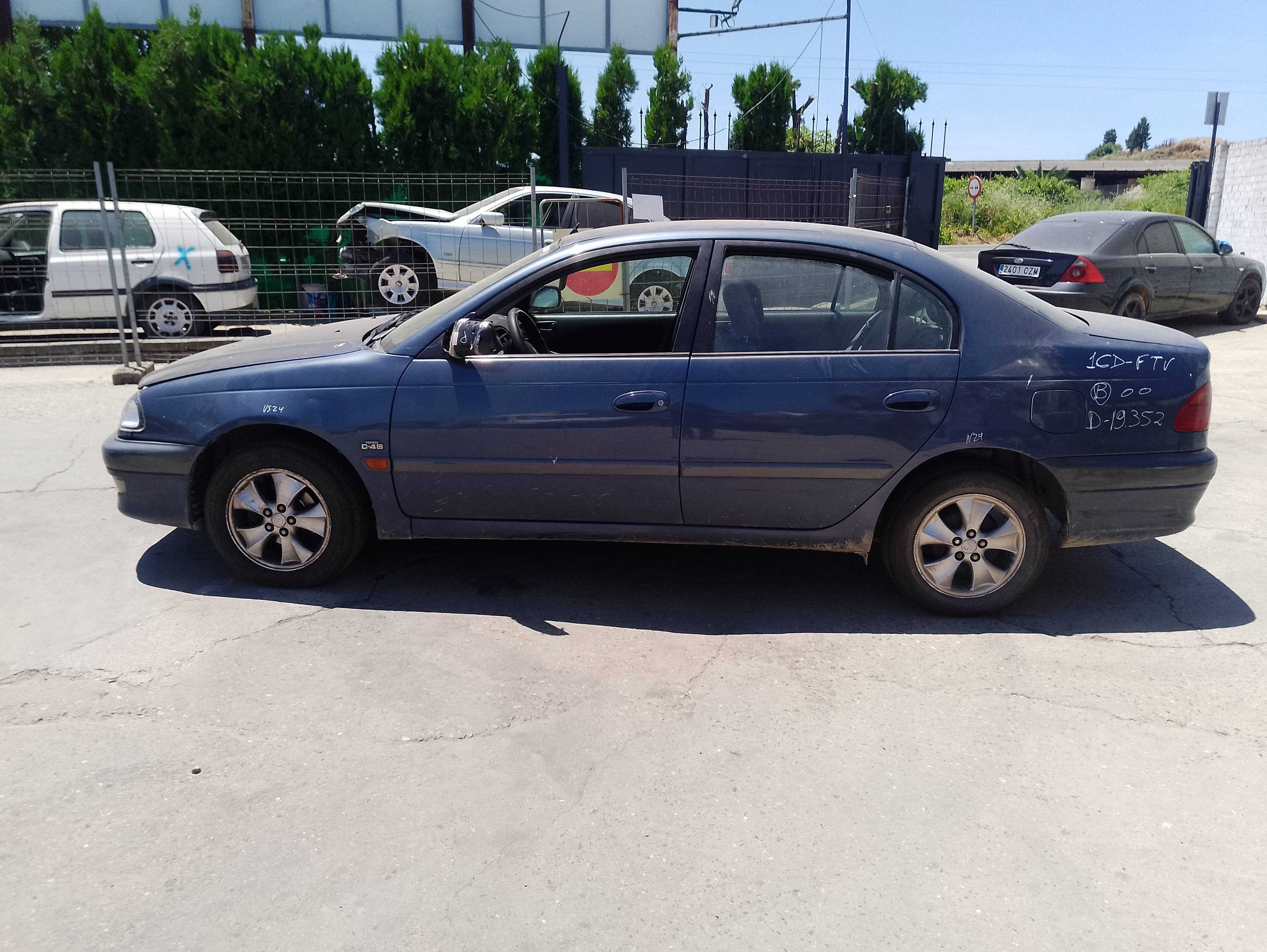toyota avensis berlina (t 22) del año 2000