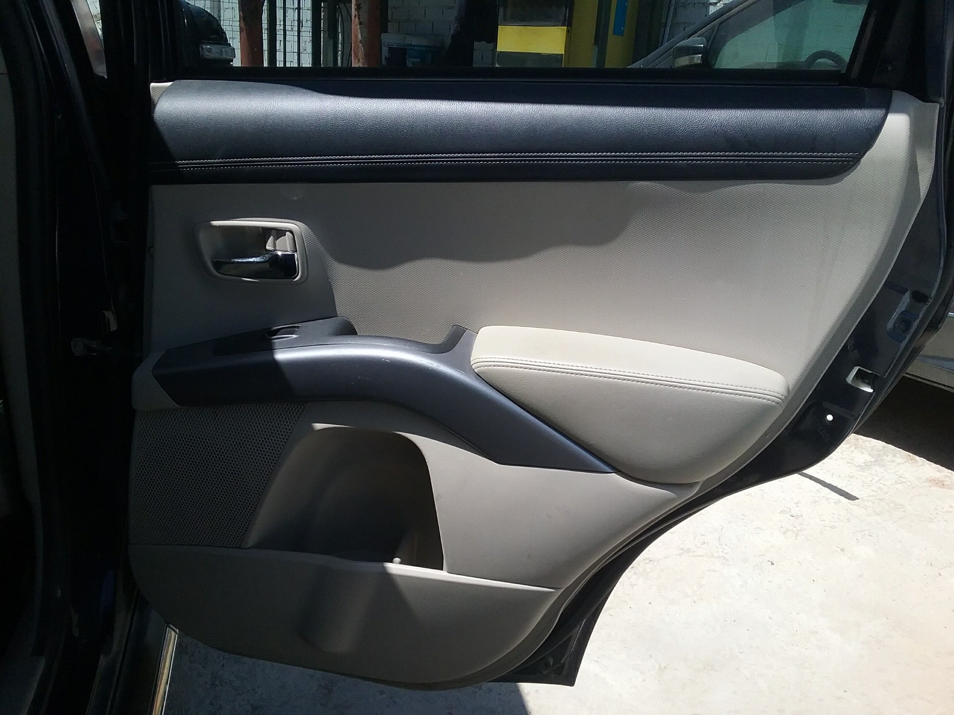 Recambio de guarnecido puerta trasera derecha para mitsubishi outlander (cw0) challenge 4wd referencia OEM IAM   