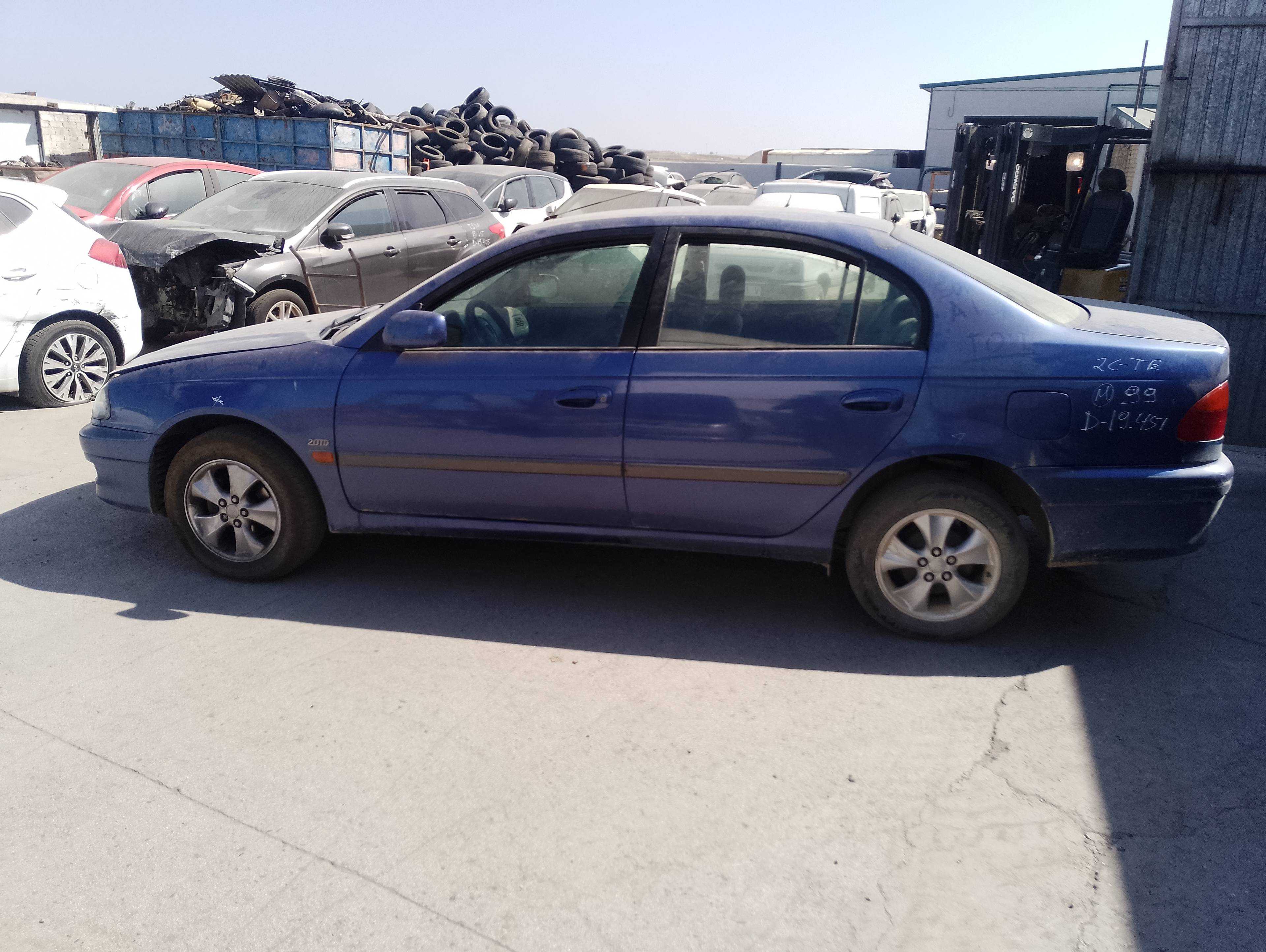 toyota avensis berlina (t 22) del año 1999