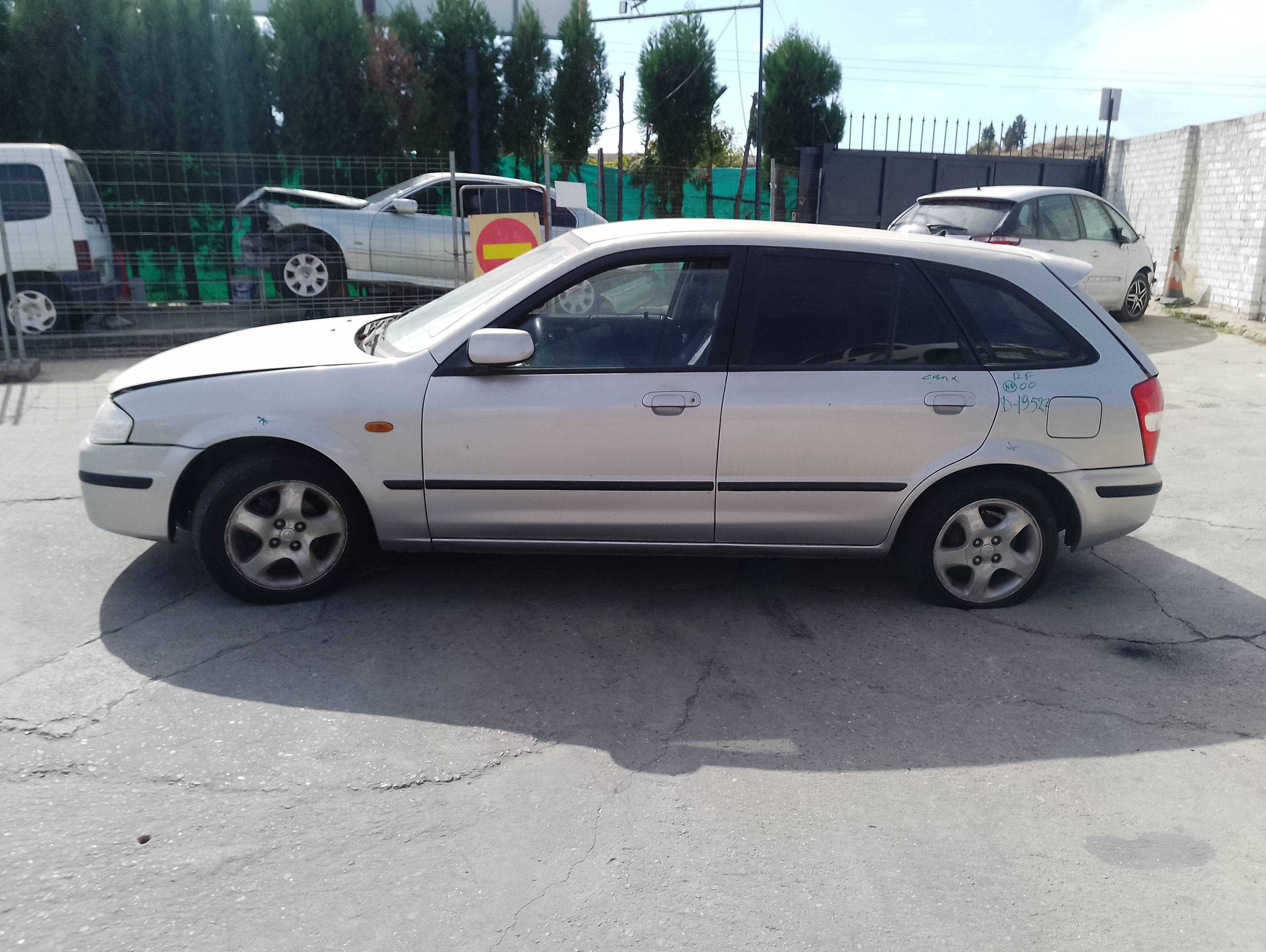 mazda 323 berlina f/s (bj) del año 2000