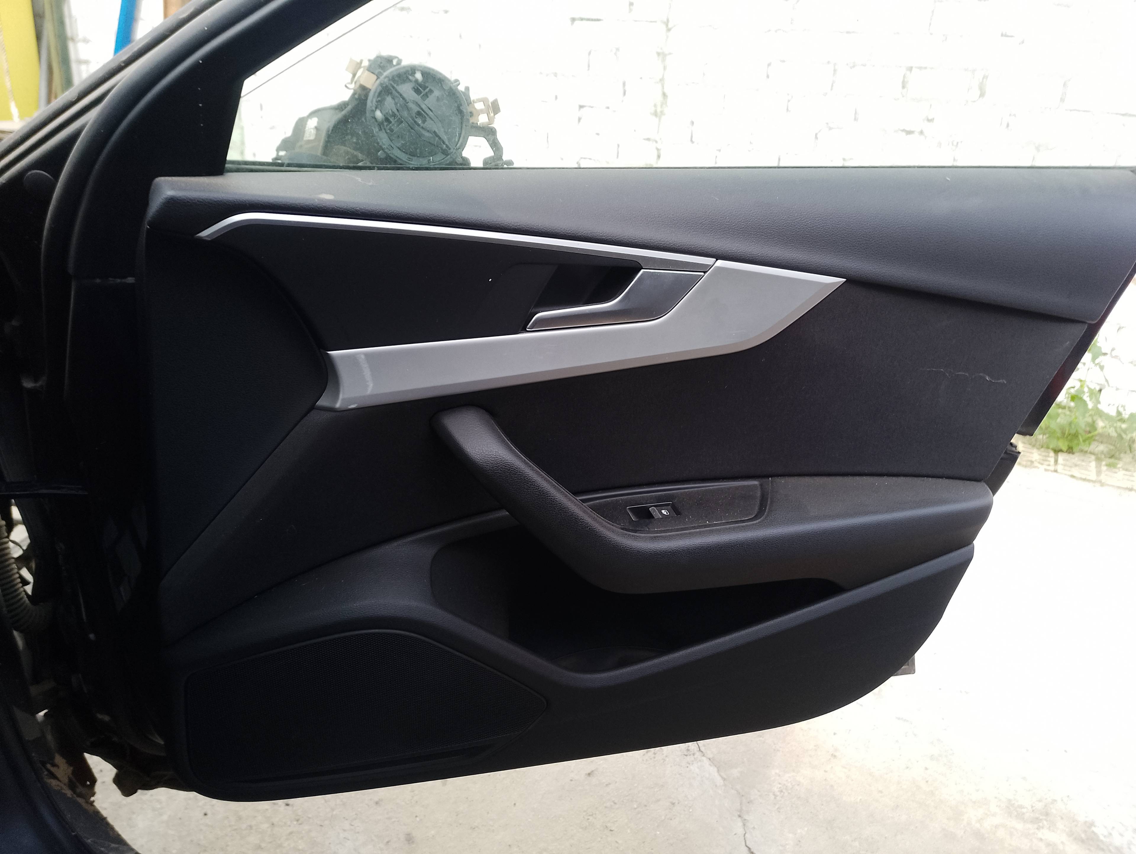 Recambio de guarnecido puerta delantera derecha para audi a4 berlina (8w2) básico referencia OEM IAM 8W0867134  