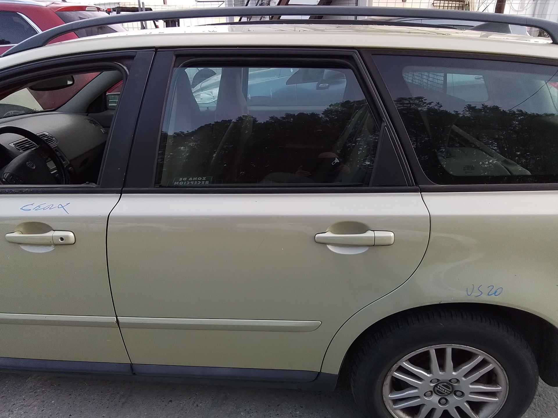 Recambio de puerta trasera izquierda para volvo v50 familiar 1.6 diesel cat referencia OEM IAM   