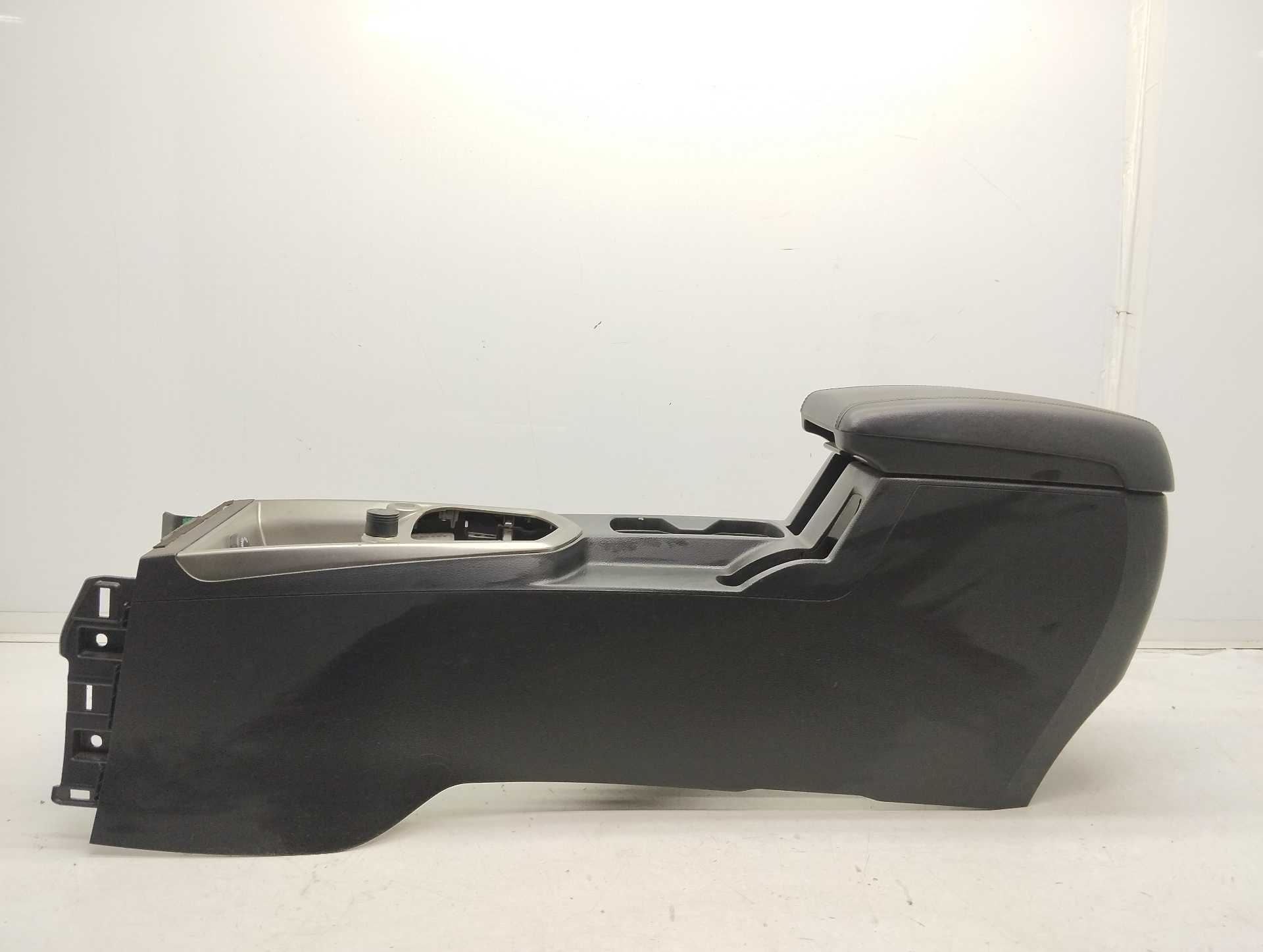 Recambio de consola central para renault captur dynamique referencia OEM IAM 7796135000  