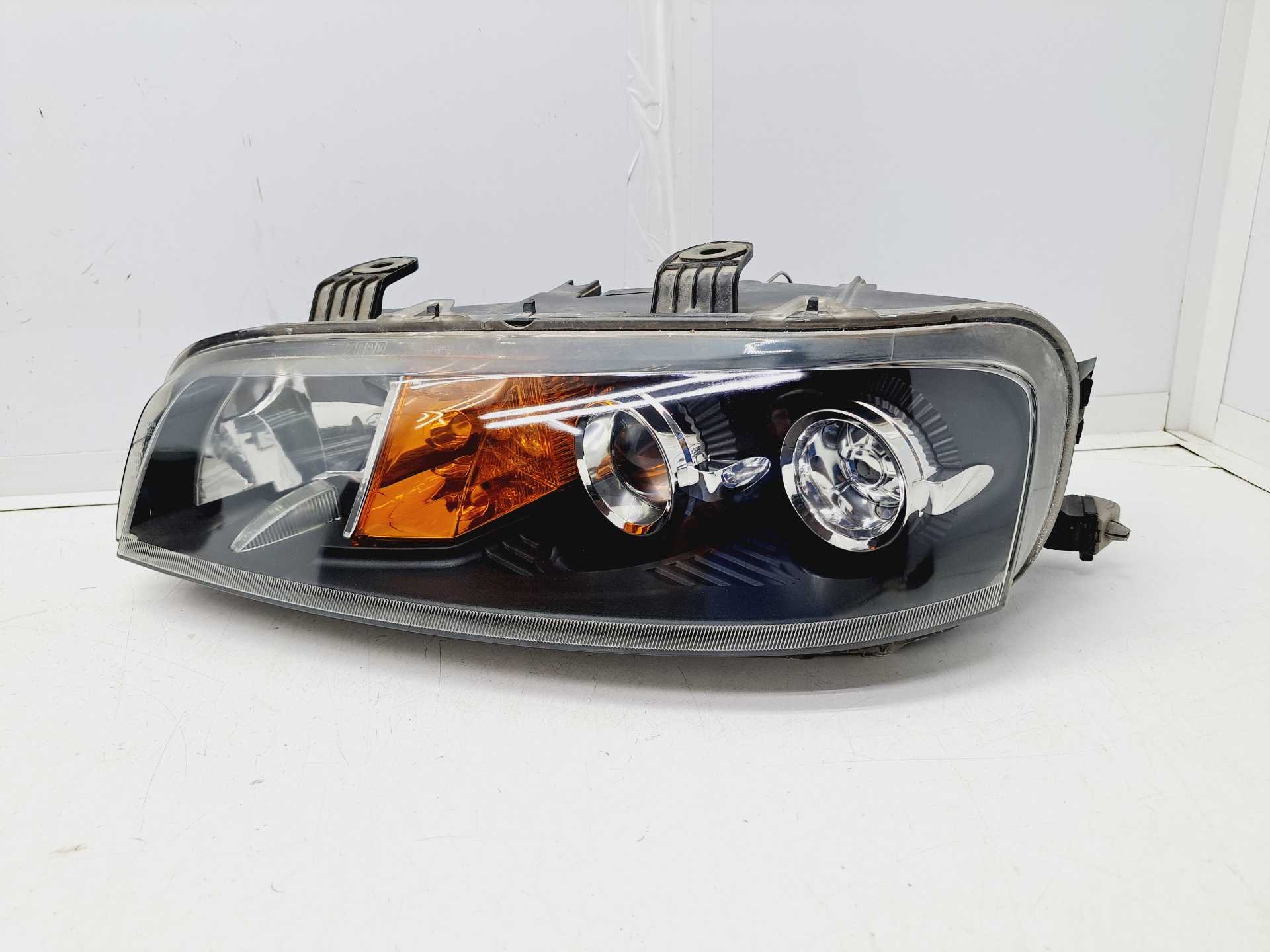 Recambio de faro izquierdo para fiat punto berlina (176) referencia OEM IAM 89100449 VALEO 