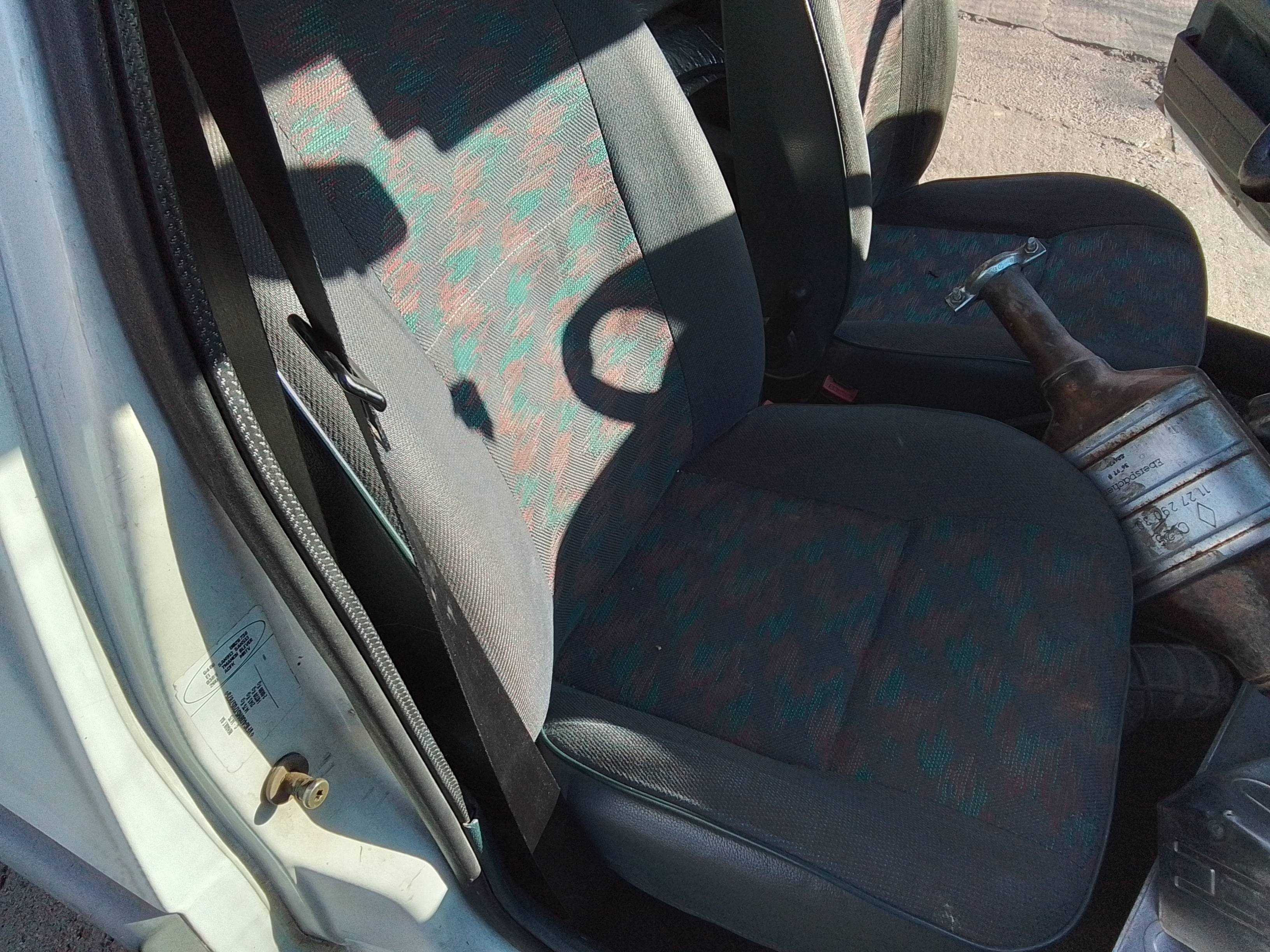 Recambio de asiento delantero derecho para renault express 1.9 d referencia OEM IAM   