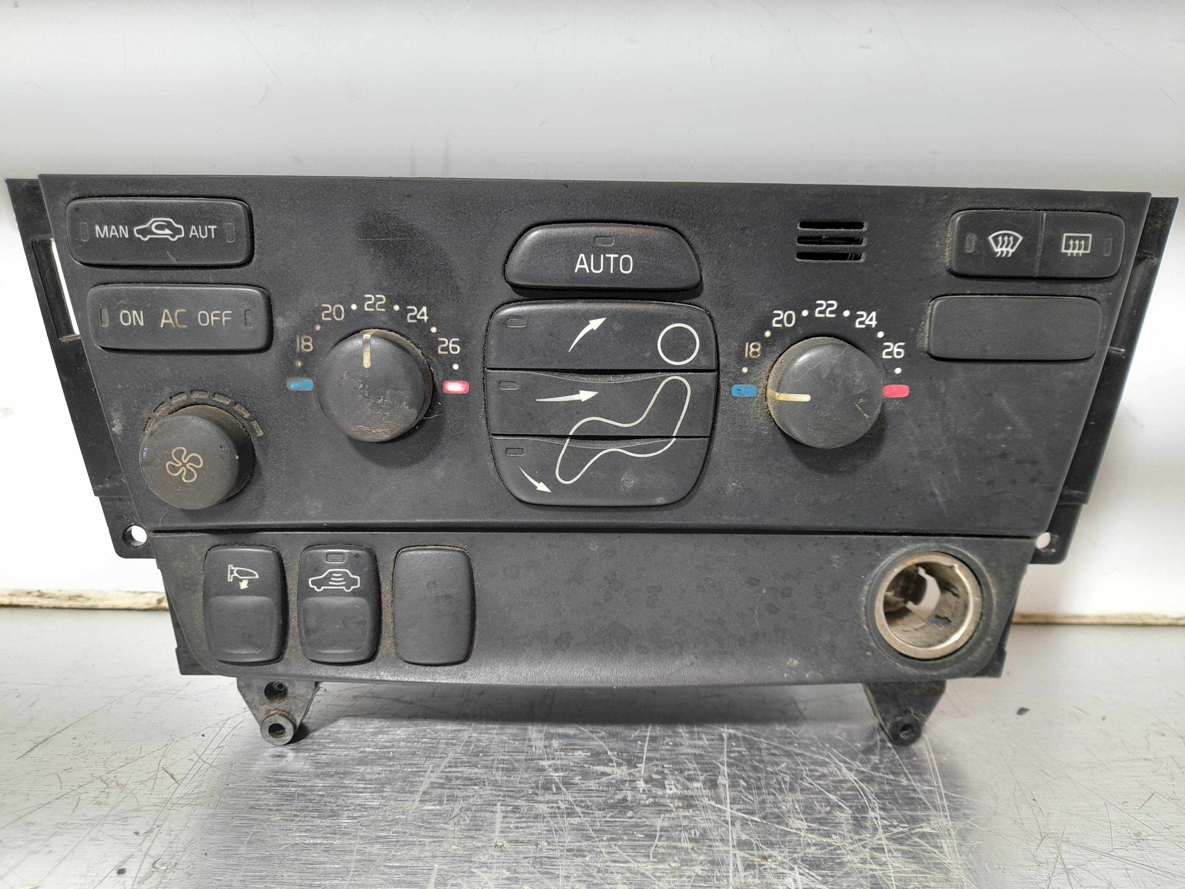 Recambio de mando climatizador para volvo xc70 2.4 diesel cat referencia OEM IAM 30746022  