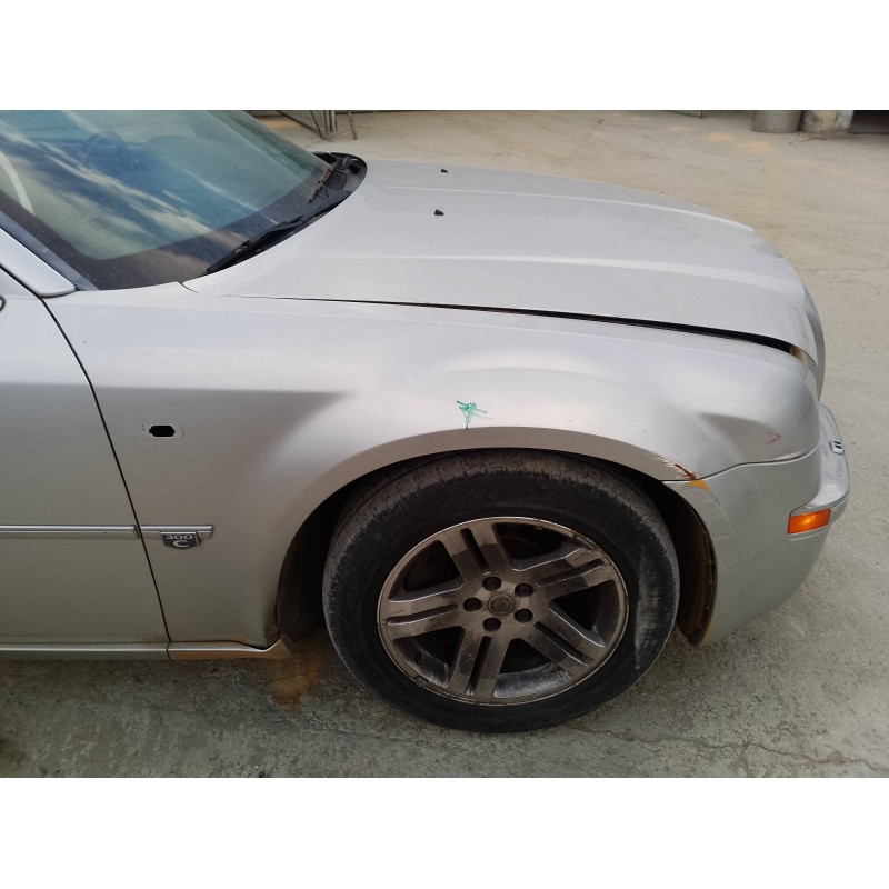 Recambio de aleta delantera derecha para chrysler 300 c 3.0 crd referencia OEM IAM   