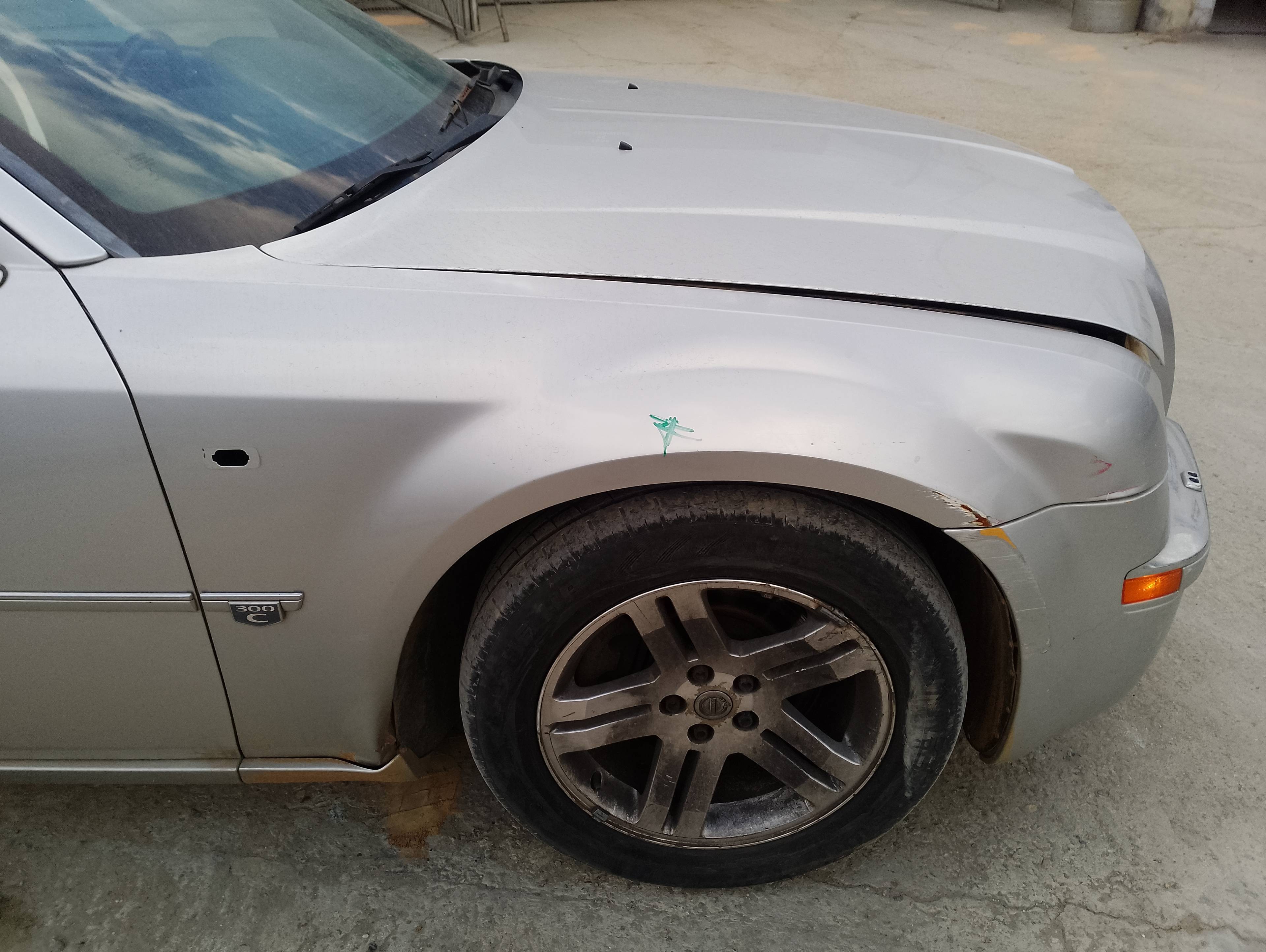 Recambio de aleta delantera derecha para chrysler 300 c 3.0 crd referencia OEM IAM   