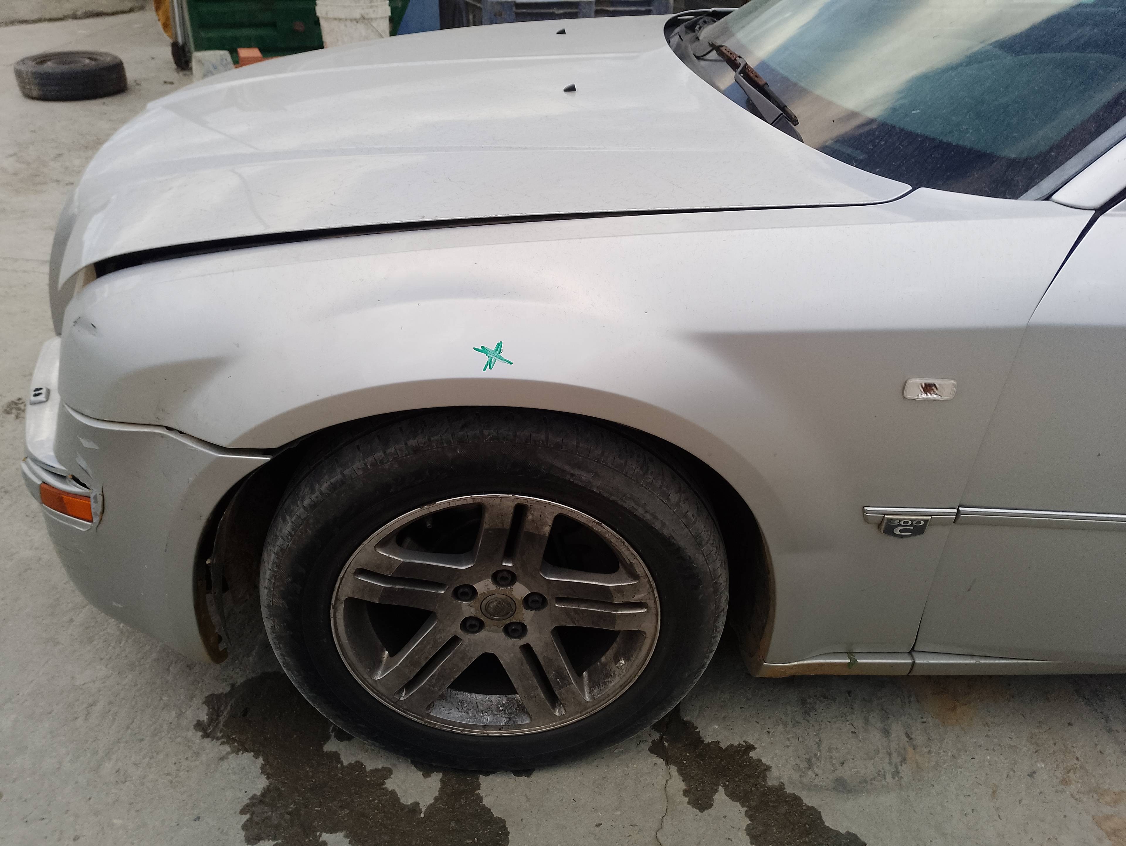 Recambio de aleta delantera izquierda para chrysler 300 c 3.0 crd referencia OEM IAM   