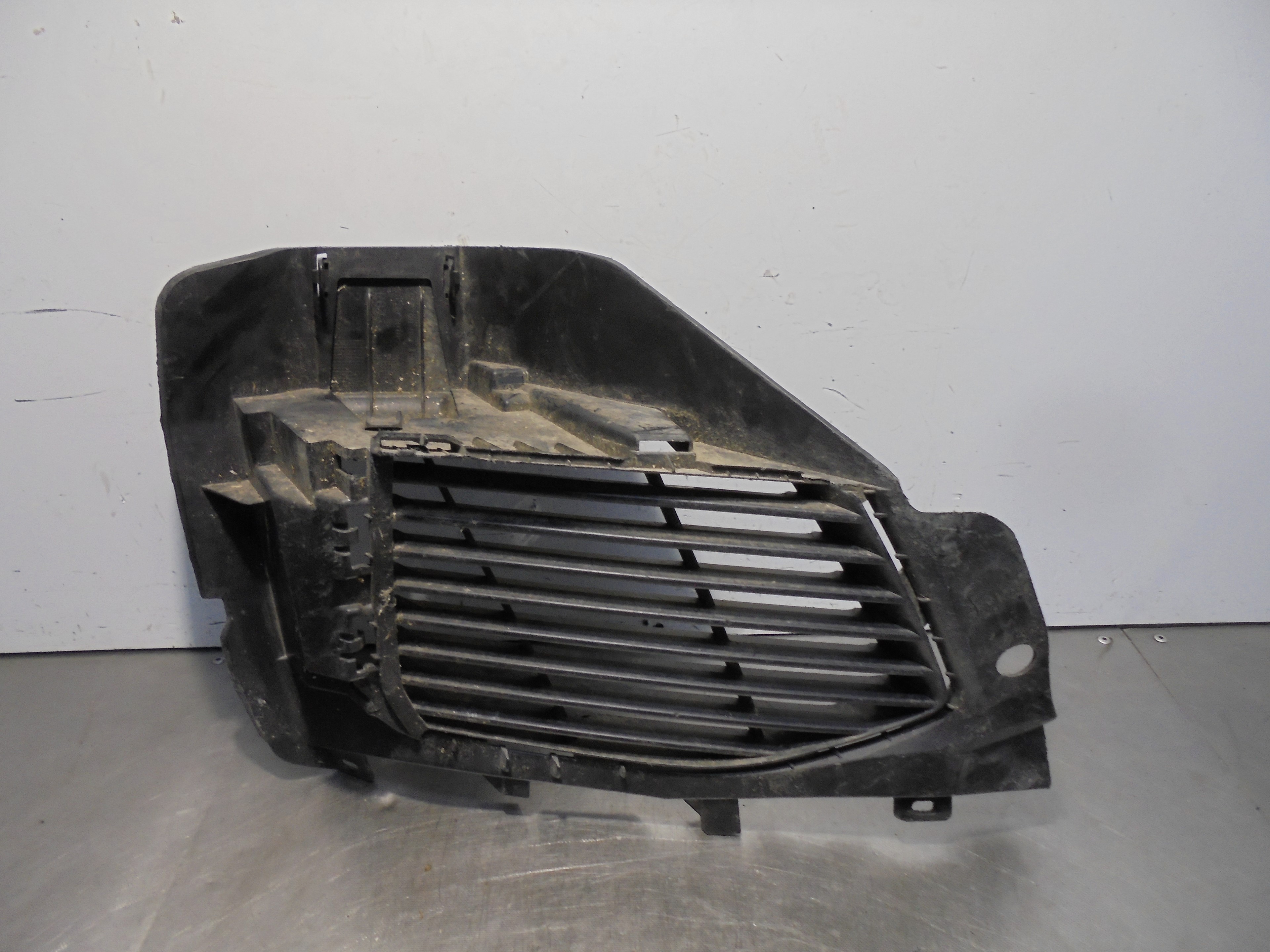 Recambio de rejilla paragolpes derecha para peugeot 3008 active referencia OEM IAM AA37938073  