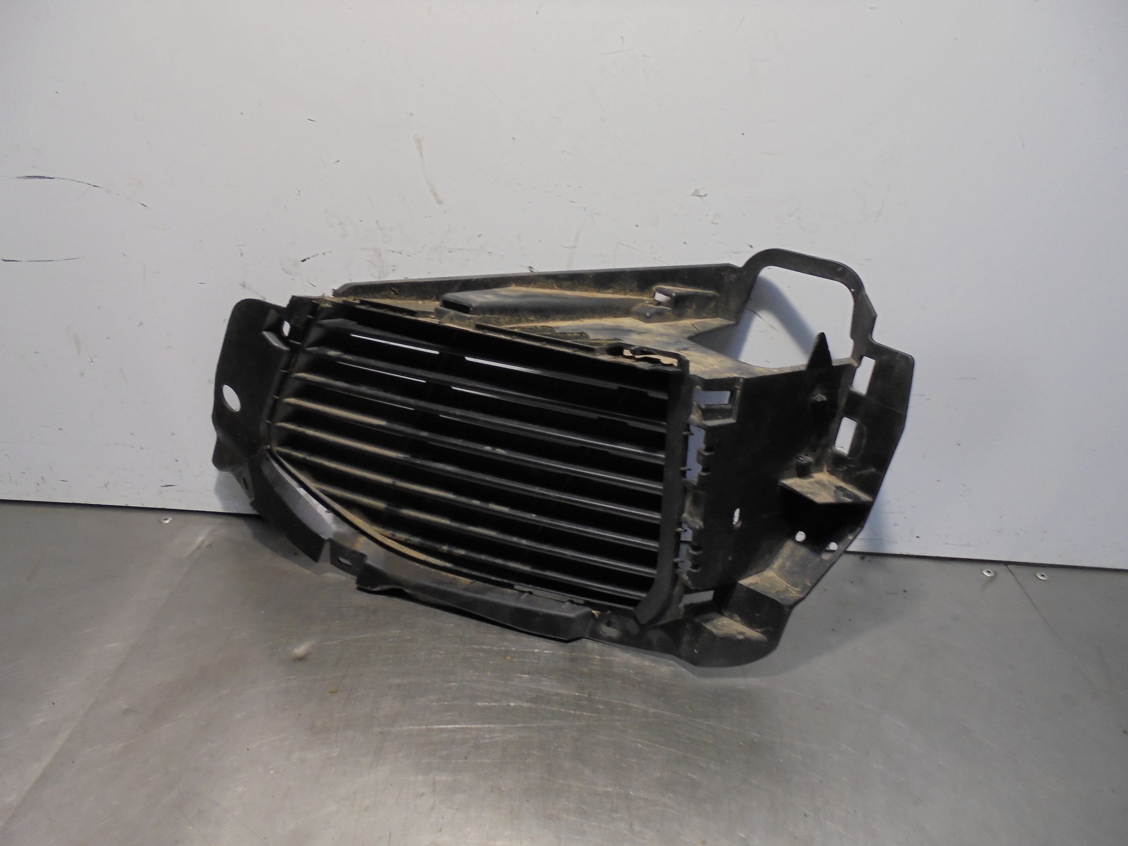 Recambio de rejilla paragolpes izquierda para peugeot 3008 active referencia OEM IAM 9810870377  
