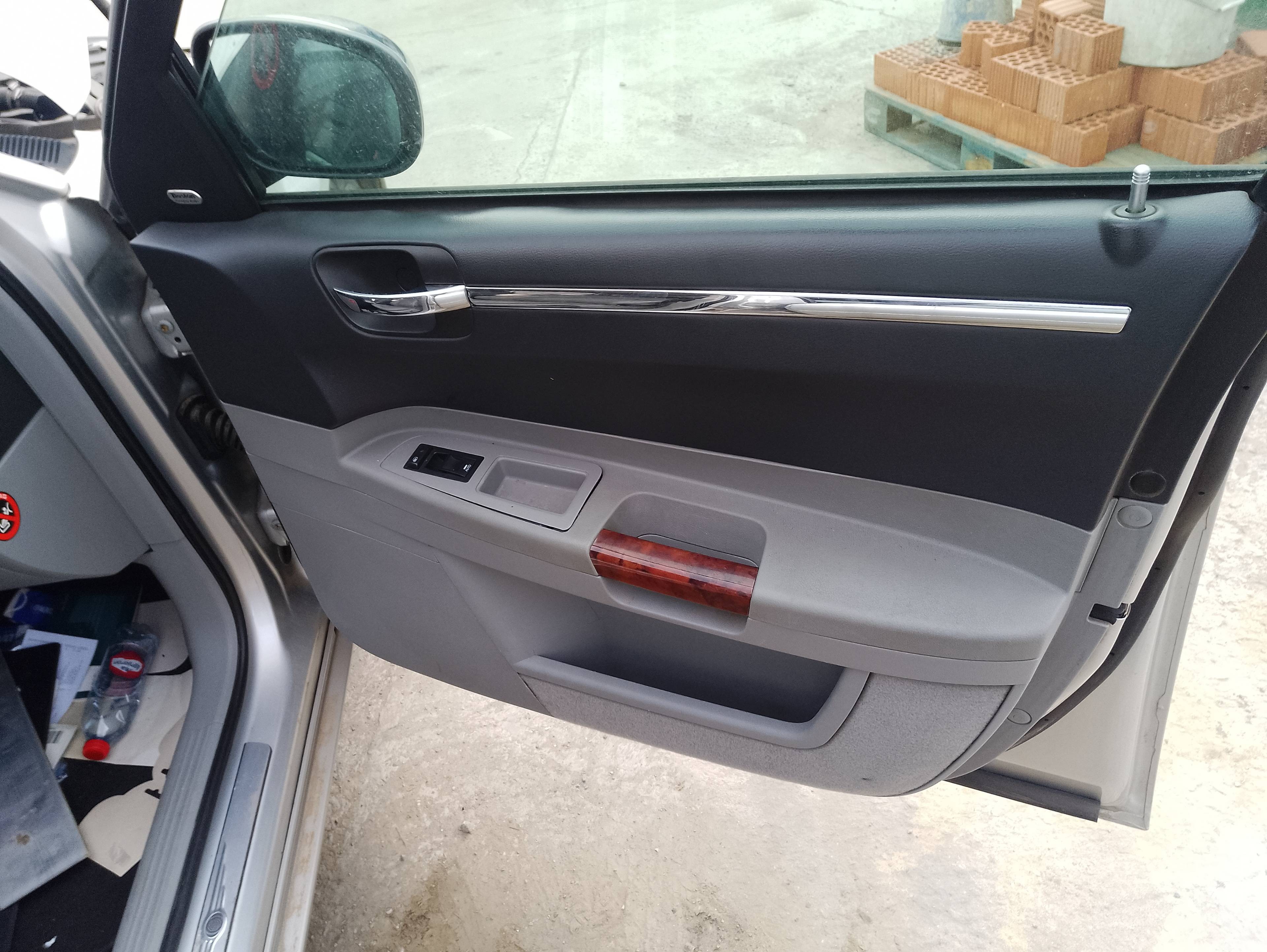 Recambio de guarnecido puerta delantera derecha para chrysler 300 c 3.0 crd referencia OEM IAM   