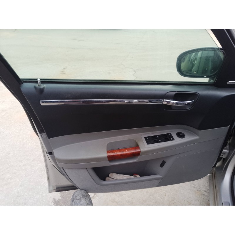 Recambio de guarnecido puerta delantera izquierda para chrysler 300 c 3.0 crd referencia OEM IAM   