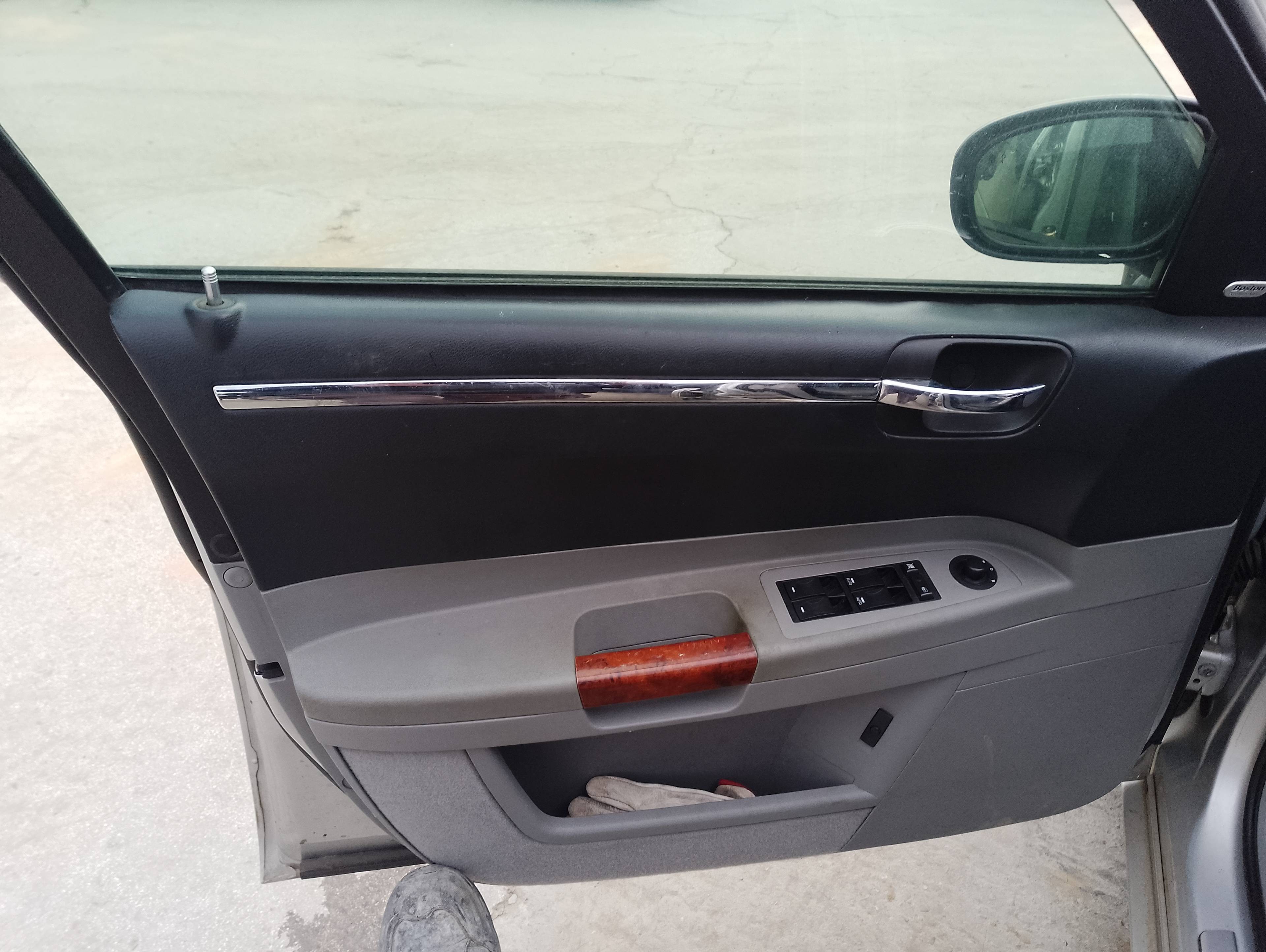 Recambio de guarnecido puerta delantera izquierda para chrysler 300 c 3.0 crd referencia OEM IAM   
