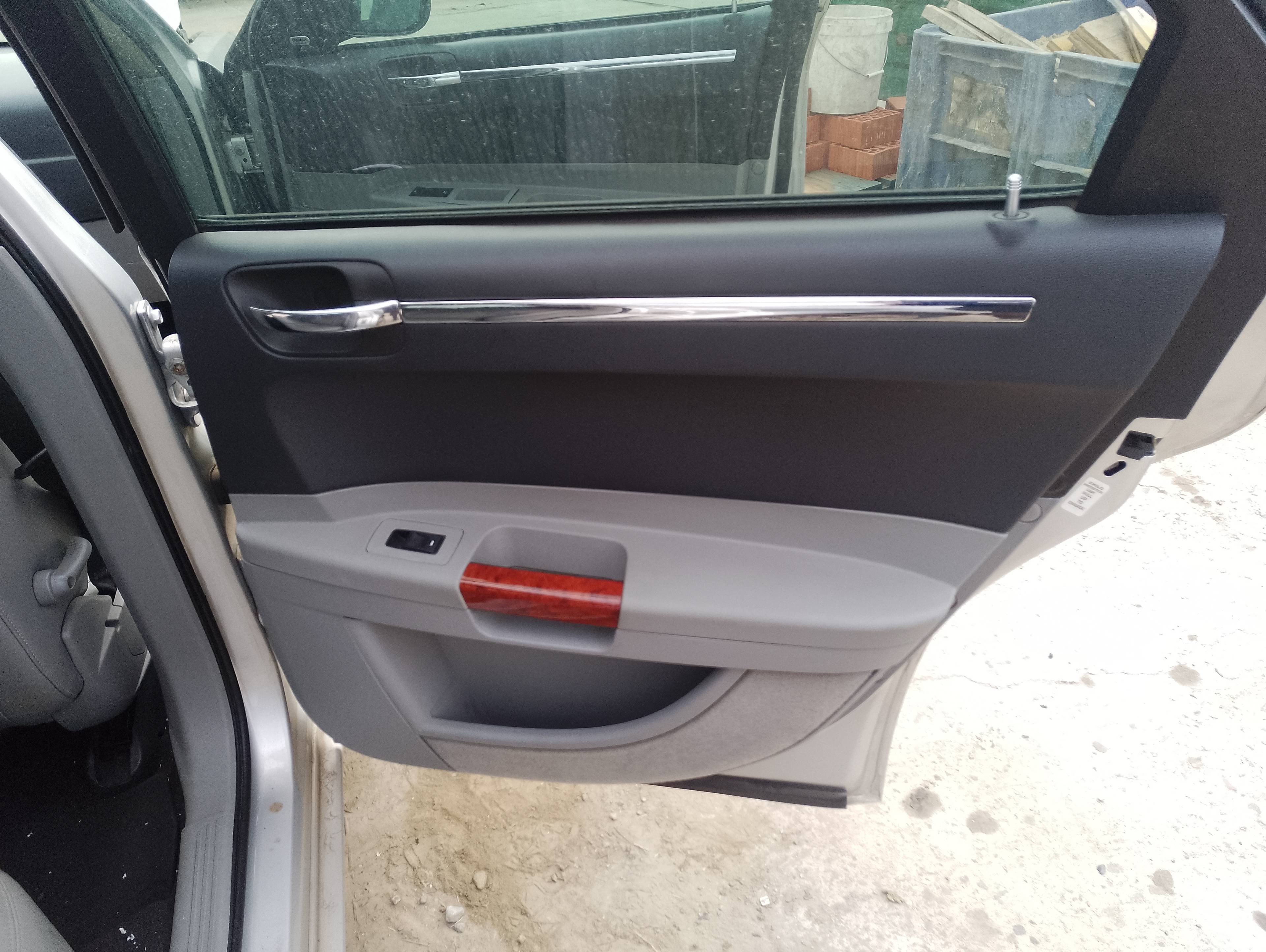 Recambio de guarnecido puerta trasera derecha para chrysler 300 c 3.0 crd referencia OEM IAM   