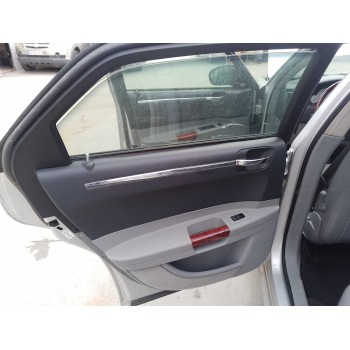 Recambio de guarnecido puerta trasera izquierda para chrysler 300 c 3.0 crd referencia OEM IAM   