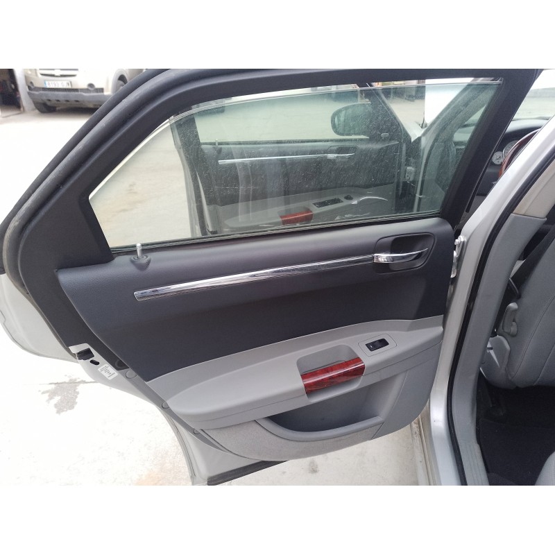 Recambio de guarnecido puerta trasera izquierda para chrysler 300 c 3.0 crd referencia OEM IAM   