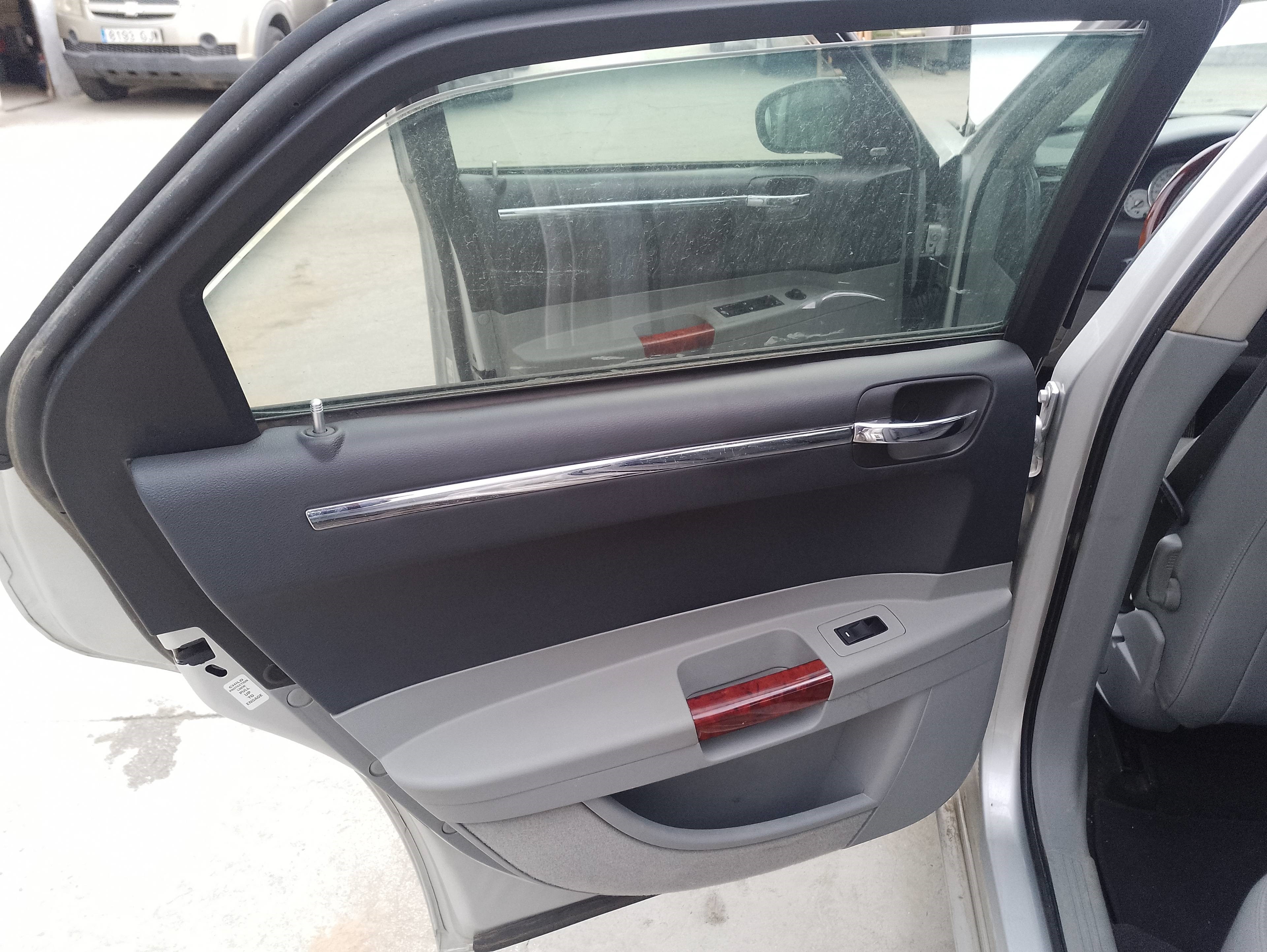 Recambio de guarnecido puerta trasera izquierda para chrysler 300 c 3.0 crd referencia OEM IAM   